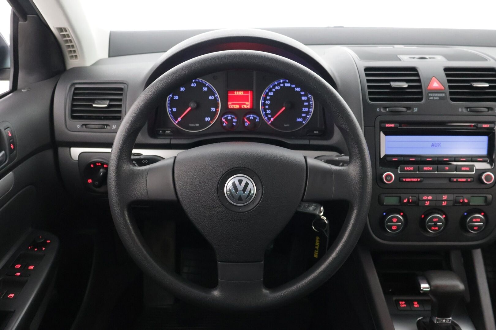 Volkswagen Jetta 2008 Comfortline 1,4 118 kW TSI, DSG-autom. *  Vakkari / Lohko + Sisä / Penkinlämmittimet / Suomi-auto * - * Vetokoukku / Xenon / Penkinlämmittimet / P-Tutka / Radio *