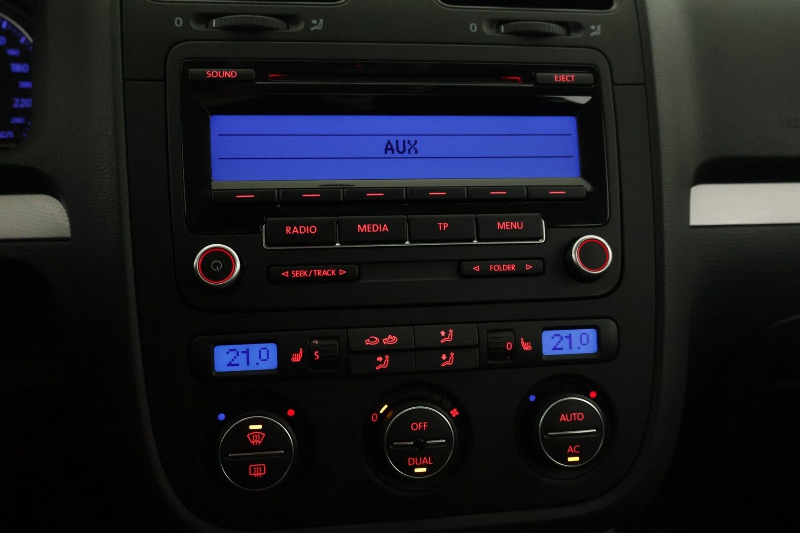 Volkswagen Jetta 2008 Comfortline 1,4 118 kW TSI, DSG-autom. *  Vakkari / Lohko + Sisä / Penkinlämmittimet / Suomi-auto * - * Vetokoukku / Xenon / Penkinlämmittimet / P-Tutka / Radio *