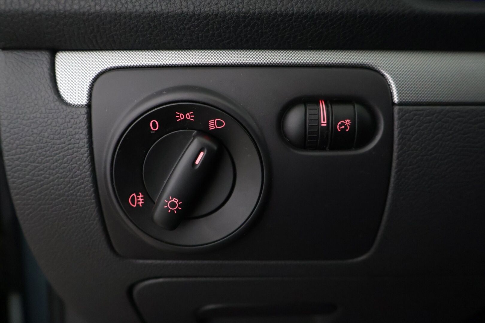 Volkswagen Jetta 2008 Comfortline 1,4 118 kW TSI, DSG-autom. *  Vakkari / Lohko + Sisä / Penkinlämmittimet / Suomi-auto * - * Vetokoukku / Xenon / Penkinlämmittimet / P-Tutka / Radio *