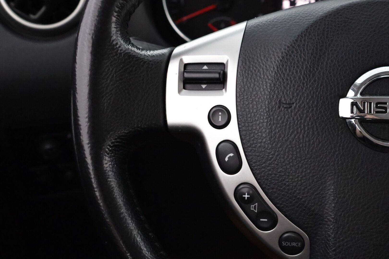 Nissan Qashqai 2011 2,0L Acenta 2WD CVT Connect MY11 - Suomiauto | Peruutuskamera | Vetokoukku | Vakkari | Lohko&Sisälämmitin | 2x renkaat | Metalliväri | Juuri saapunut