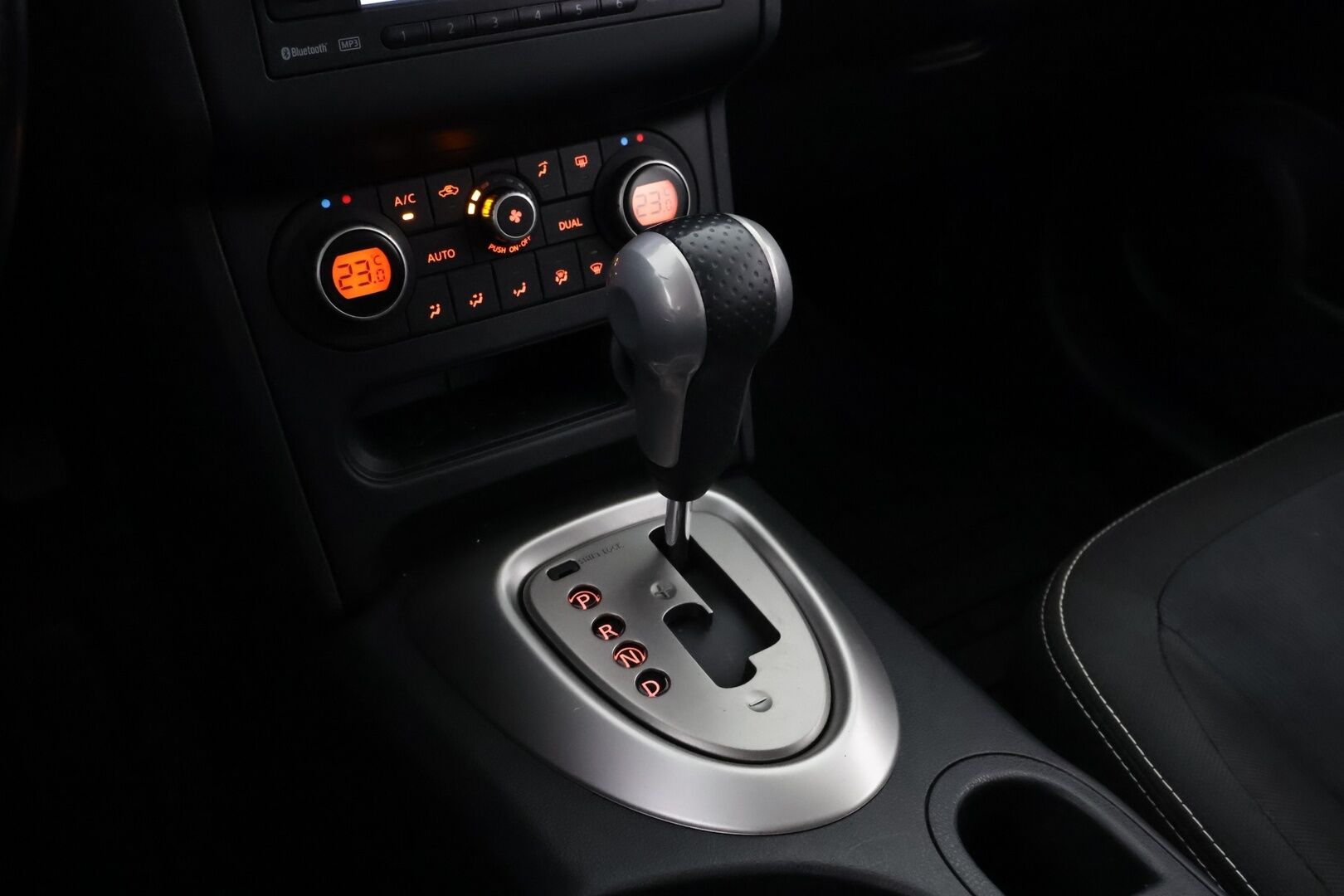 Nissan Qashqai 2011 2,0L Acenta 2WD CVT Connect MY11 - Suomiauto | Peruutuskamera | Vetokoukku | Vakkari | Lohko&Sisälämmitin | 2x renkaat | Metalliväri | Juuri saapunut