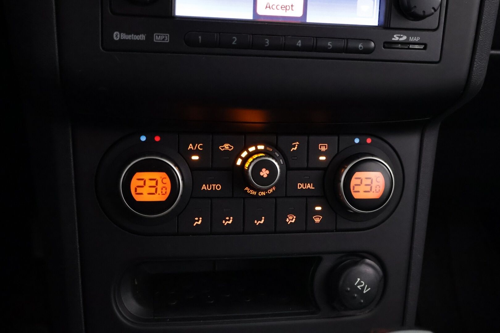 Nissan Qashqai 2011 2,0L Acenta 2WD CVT Connect MY11 - Suomiauto | Peruutuskamera | Vetokoukku | Vakkari | Lohko&Sisälämmitin | 2x renkaat | Metalliväri | Juuri saapunut