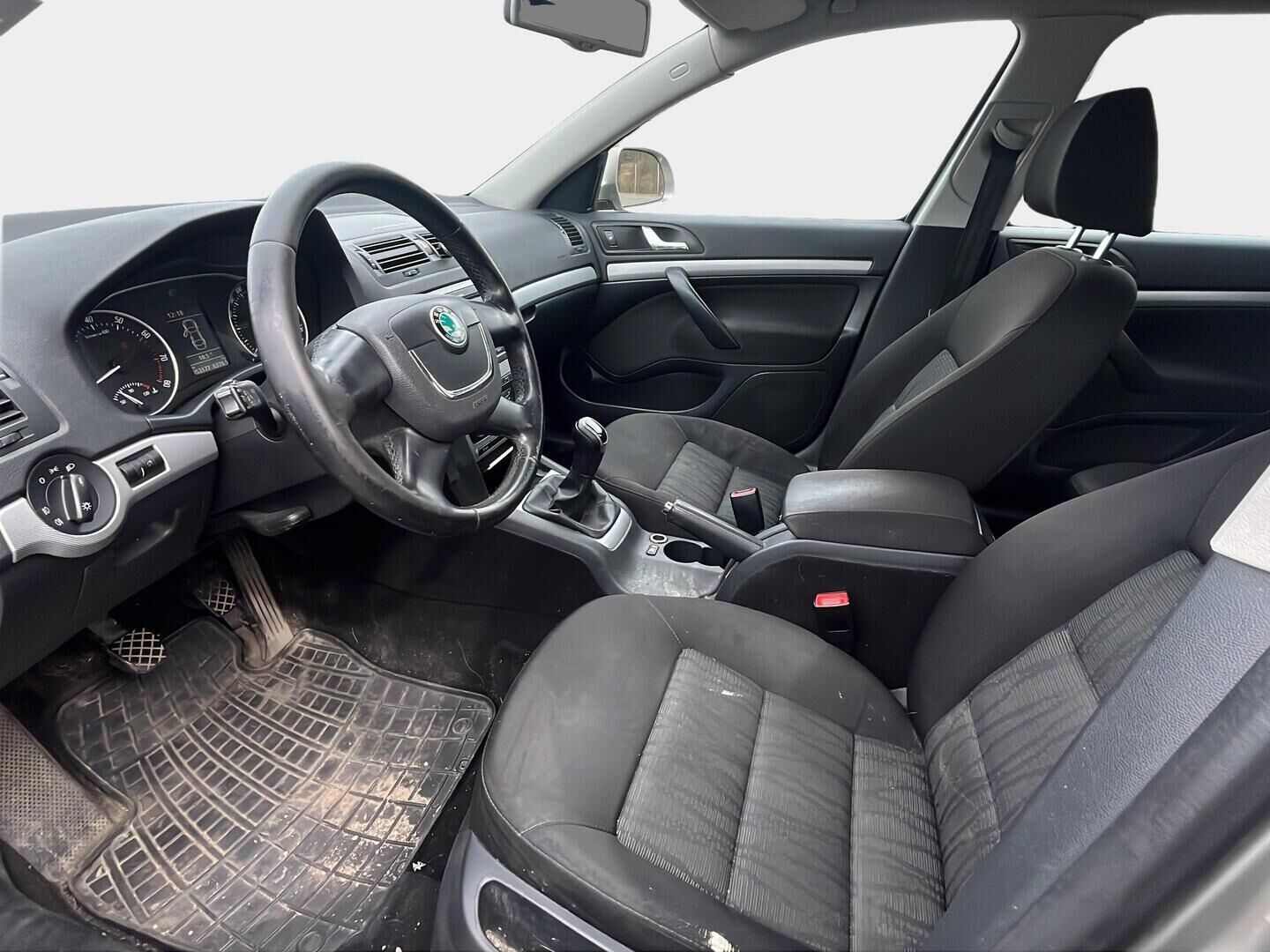 Skoda Octavia 2011 Combi 1,4 TSI Elegance *Yritys outlet - Myydään vain yrityksille!* - *Yritys outlet - Myydään vain yrityksille!* Lohkolämmitin sisäpistokkeella / Automaattinen ilmastointi / Vetokoukku /