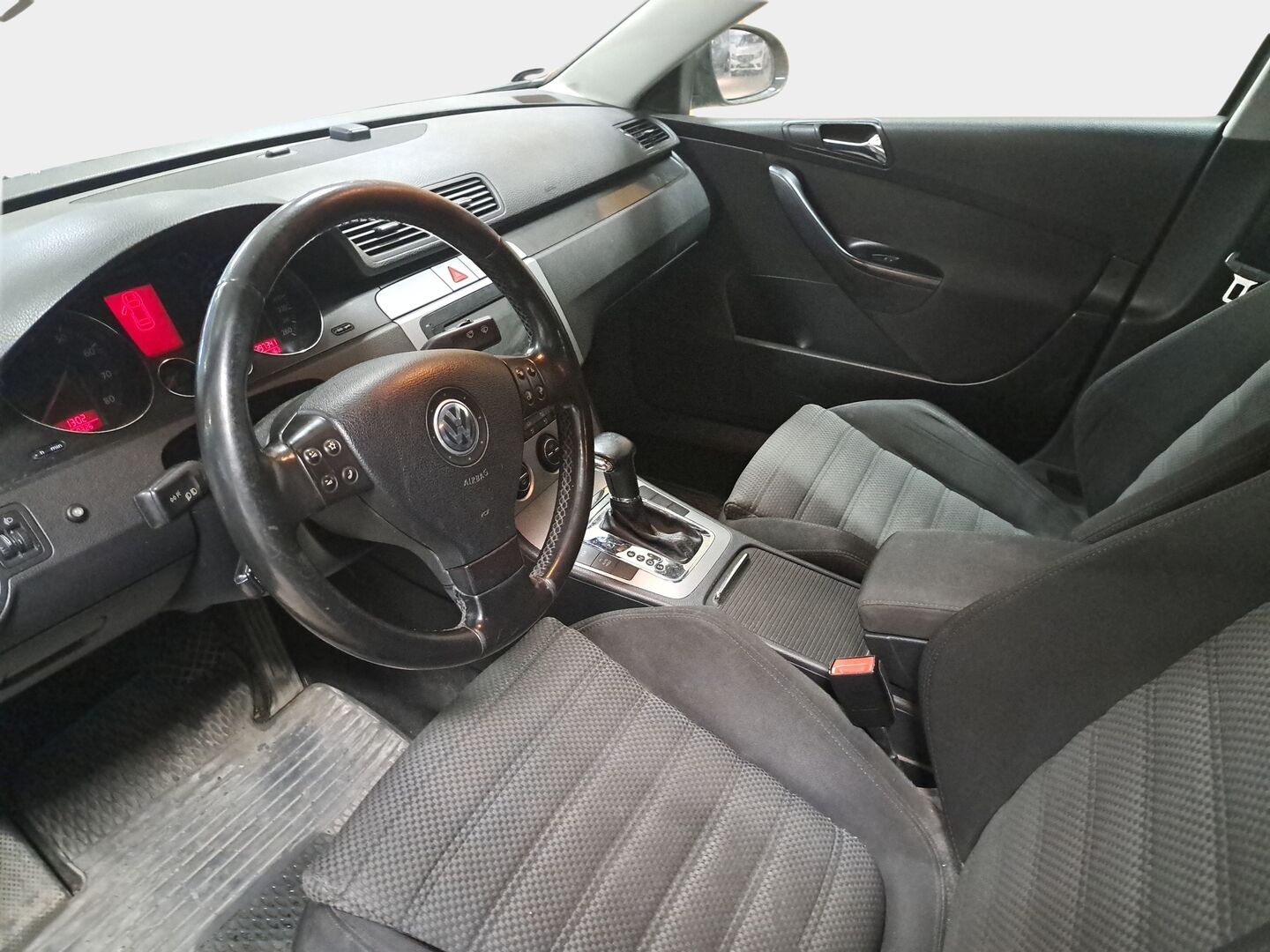 Volkswagen Passat 2006 4D PASSAT SEDAN 2.0FSI AUTOMATIC - YritysOutlet - Myydään vain yrityksille - Webasto / Koukku / P-kamera! 