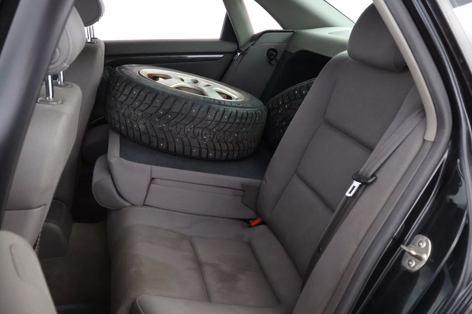Audi A4 2004 4D A4 SEDAN 2.0-8E/266 *MYYDÄÄN HUUTOKAUPAT.COM*