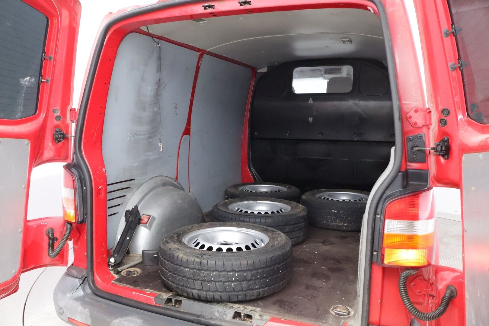 Volkswagen Transporter 2006 - YritysOutlet - Myydään vain yrityksille - - YritysOutlet - Myydään vain yrityksille / PITKÄ LEIMA!