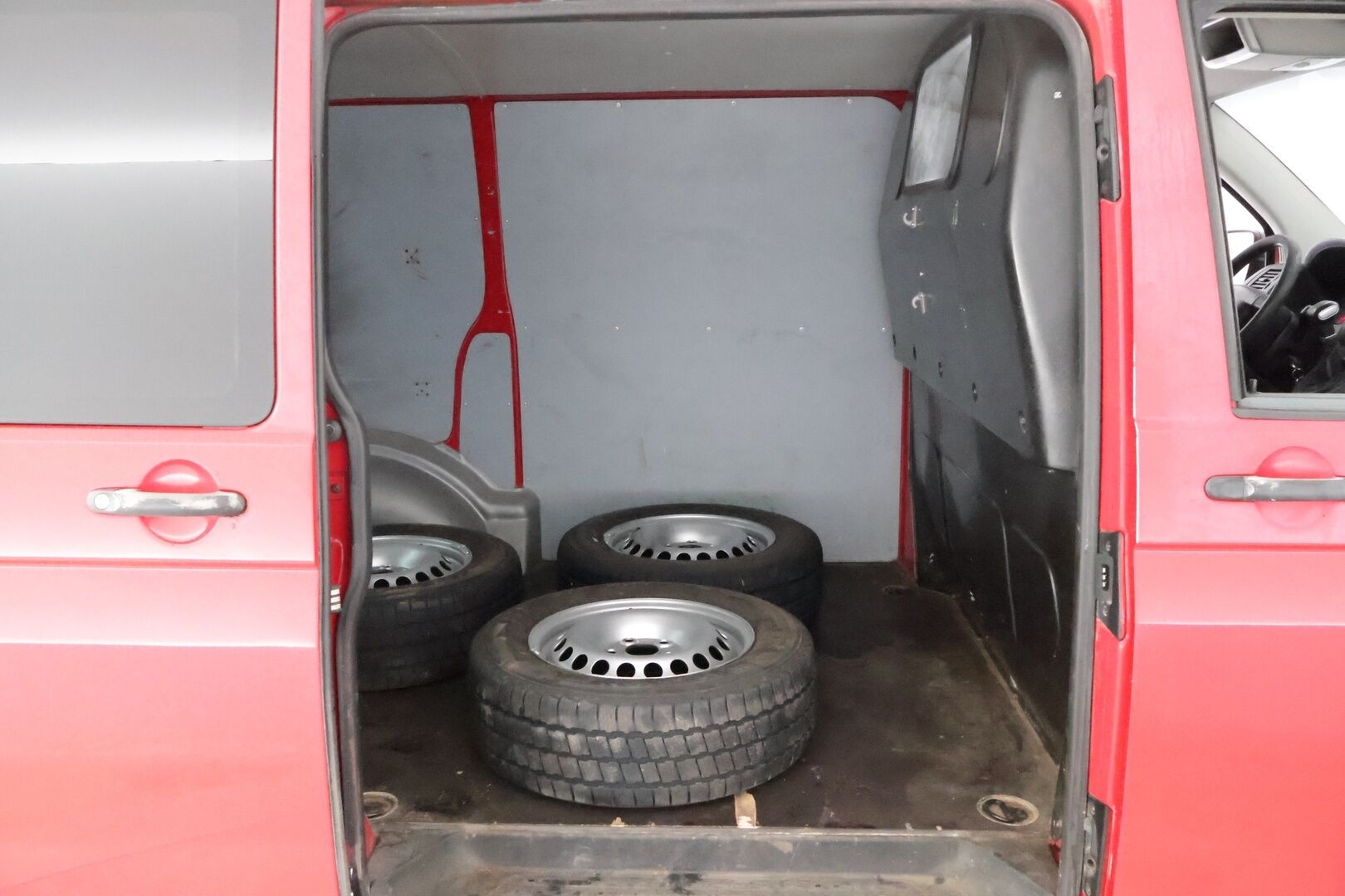 Volkswagen Transporter 2006 - YritysOutlet - Myydään vain yrityksille - - YritysOutlet - Myydään vain yrityksille / PITKÄ LEIMA!