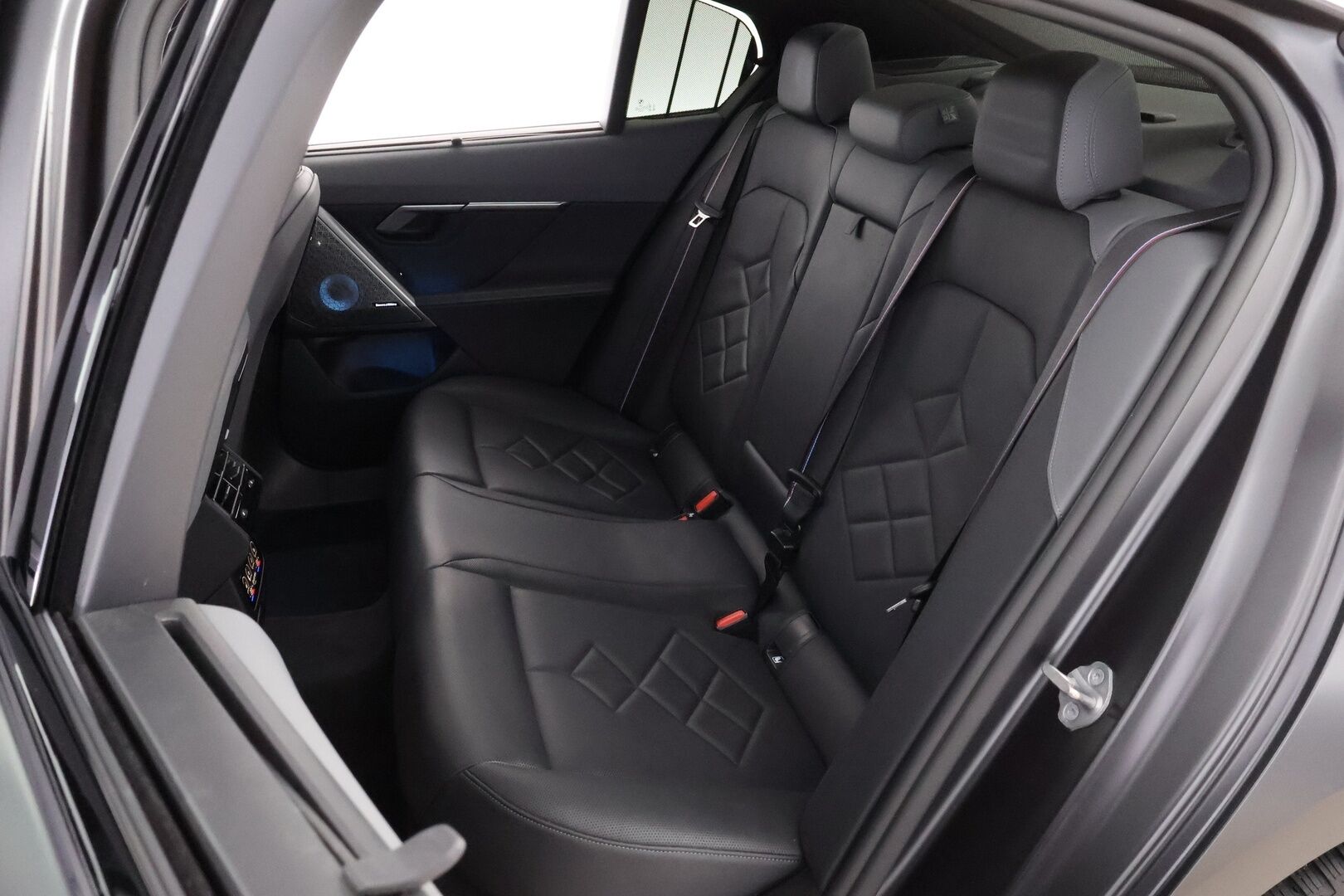 BMW i5 M60 2024 G60 M60 xDrive M Sport Pro * Suomiauto / Carbon / B&W / Sähkökoukku / Iconic Glow / Panorama / Comfort Penkit Muistilla - Ilmastoidut Penkit / Mattaväri / Crafted Clarity / UPEA!