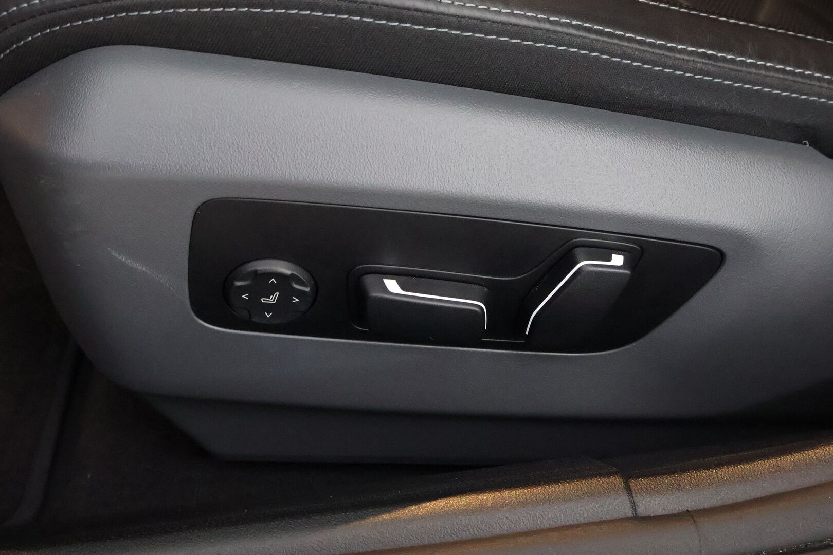 BMW i5 M60 2024 G60 M60 xDrive M Sport Pro * Suomiauto / Carbon / B&W / Sähkökoukku / Iconic Glow / Panorama / Comfort Penkit Muistilla - Ilmastoidut Penkit / Mattaväri / Crafted Clarity / UPEA!