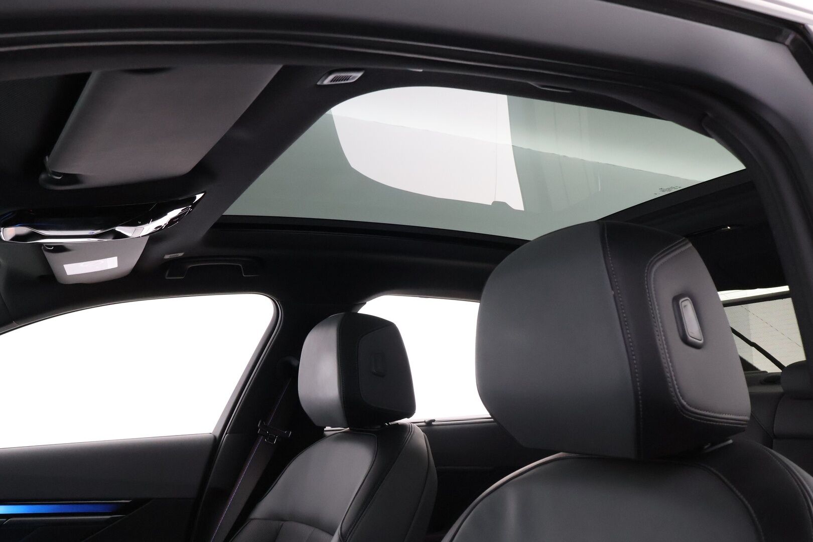 BMW i5 M60 2024 G60 M60 xDrive M Sport Pro * Suomiauto / Carbon / B&W / Sähkökoukku / Iconic Glow / Panorama / Comfort Penkit Muistilla - Ilmastoidut Penkit / Mattaväri / Crafted Clarity / UPEA!