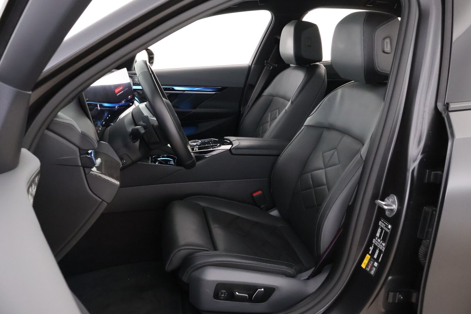 BMW i5 M60 2024 G60 M60 xDrive M Sport Pro * Suomiauto / Carbon / B&W / Sähkökoukku / Iconic Glow / Panorama / Comfort Penkit Muistilla - Ilmastoidut Penkit / Mattaväri / Crafted Clarity / UPEA!