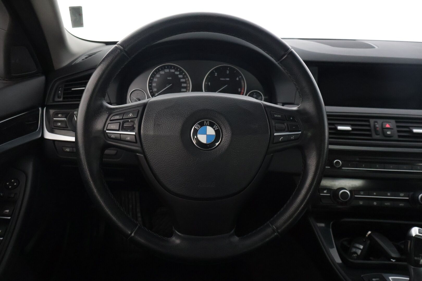 BMW 530 2010 A F10 Sedan 530d - | Comfort istuimet | Adapt.vakkari | BLIS | HIFI | Navigointi Professional | 2-Om. Suomi-Auto | Isosti huollettu |