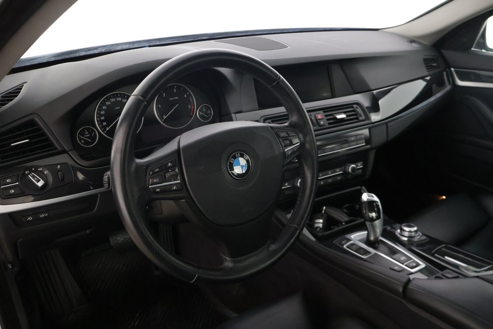 BMW 530 2010 A F10 Sedan 530d - | Comfort istuimet | Adapt.vakkari | BLIS | HIFI | Navigointi Professional | 2-Om. Suomi-Auto | Isosti huollettu |