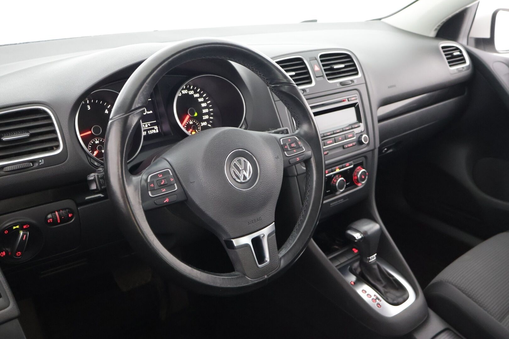 Volkswagen Golf 2010 Comfortline 1,6 TDI 77 kW (105 hv) BlueMotion Technology * Lohko + sisä / Suomi-Auto / Vakkari / Aut. ilm* - Jakopää 7/2025 / Huolto 7/2025 / Ilmastointi täytetty 7/2025 / Renkaat ok *
