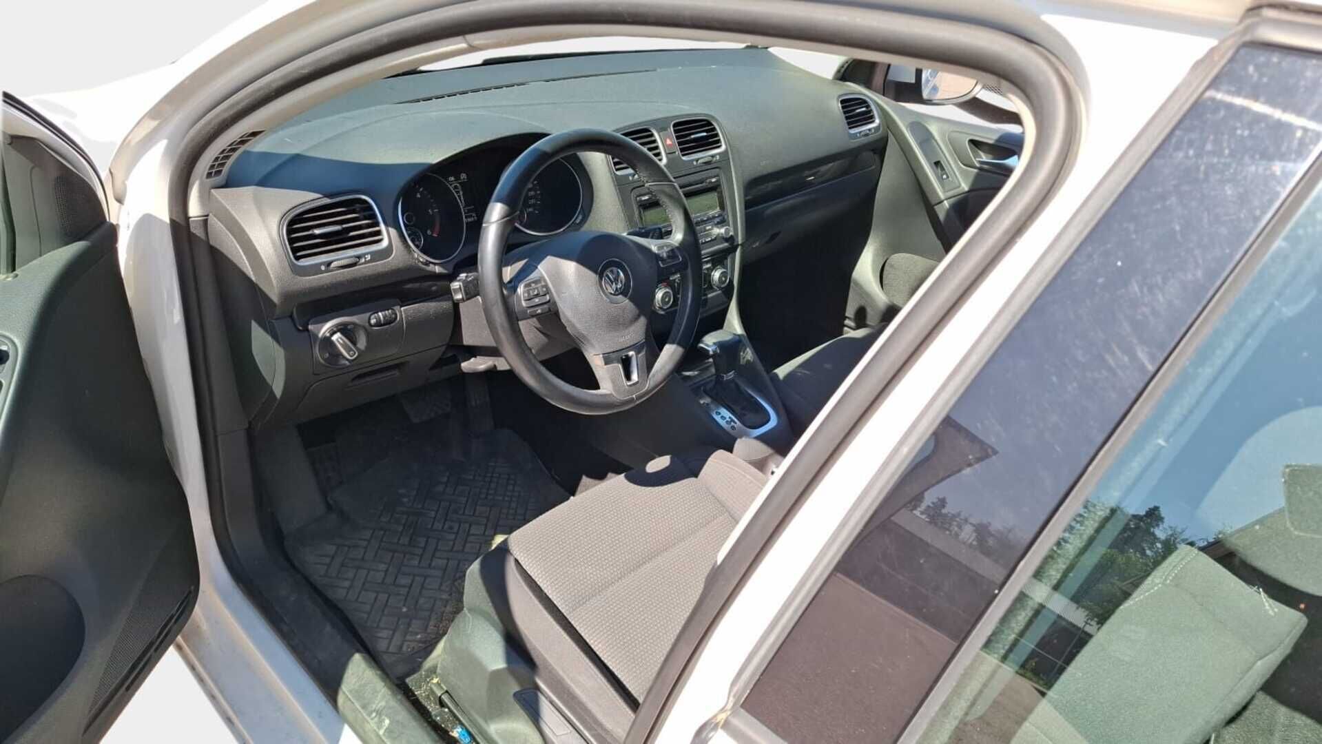 Volkswagen Golf 2010 Comfortline 1,6 TDI 77 kW (105 hv) BlueMotion Technology * Lohko + sisä / Suomi-Auto / Vakkari / Aut. ilm* - Jakopää 7/2025 / Huolto 7/2025 / Ilmastointi täytetty 7/2025 / Renkaat ok *