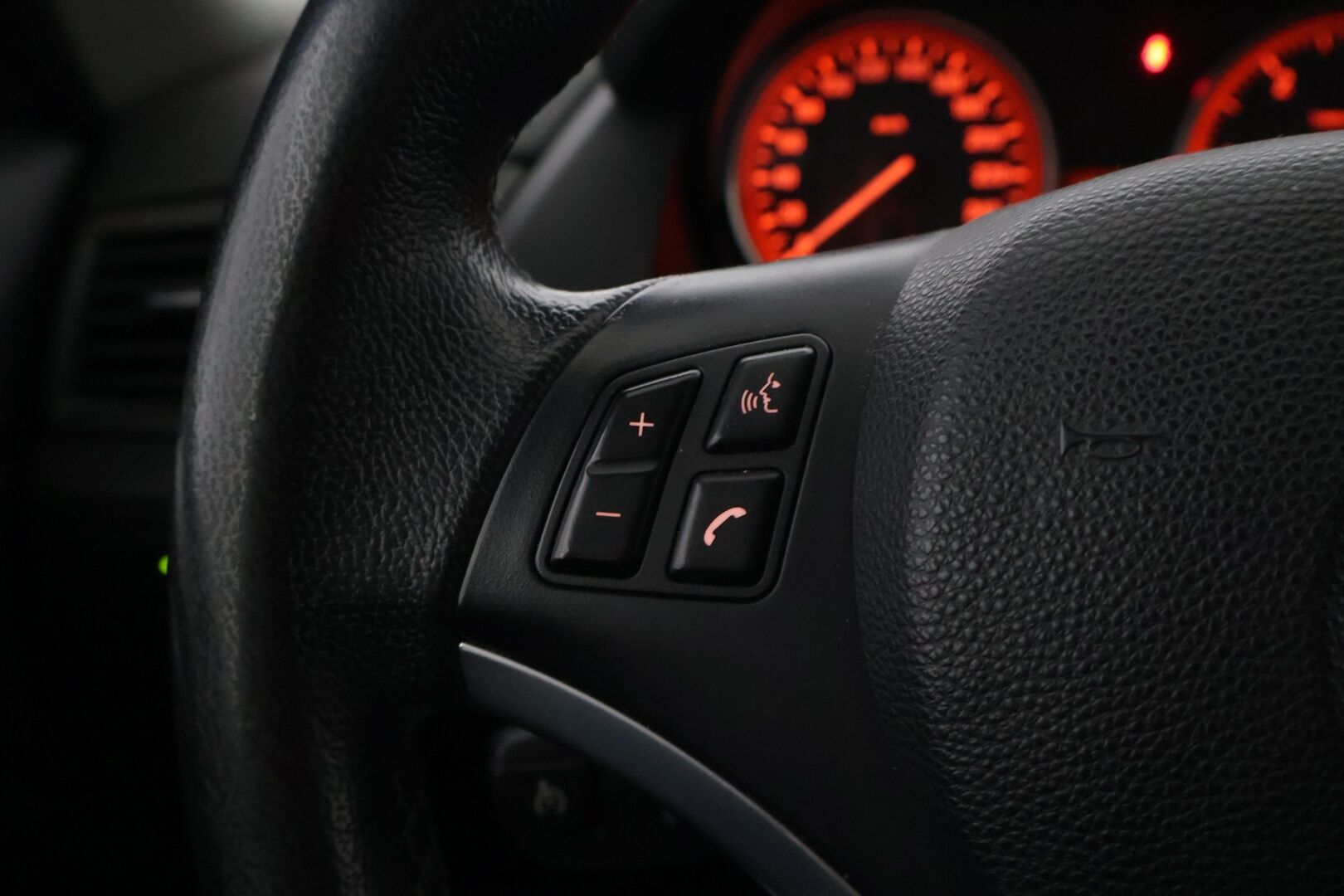 BMW X1 2011 A E84 SAV Business *Koukku / Vakkari / Navi / Lohko / Tutka* - Siistikuntoinen Suomiauto kaksilla hyväkuntoisilla renkailla! - HULLUT AVAJAISHULINAT KORKOTARJOUS 3,29 %