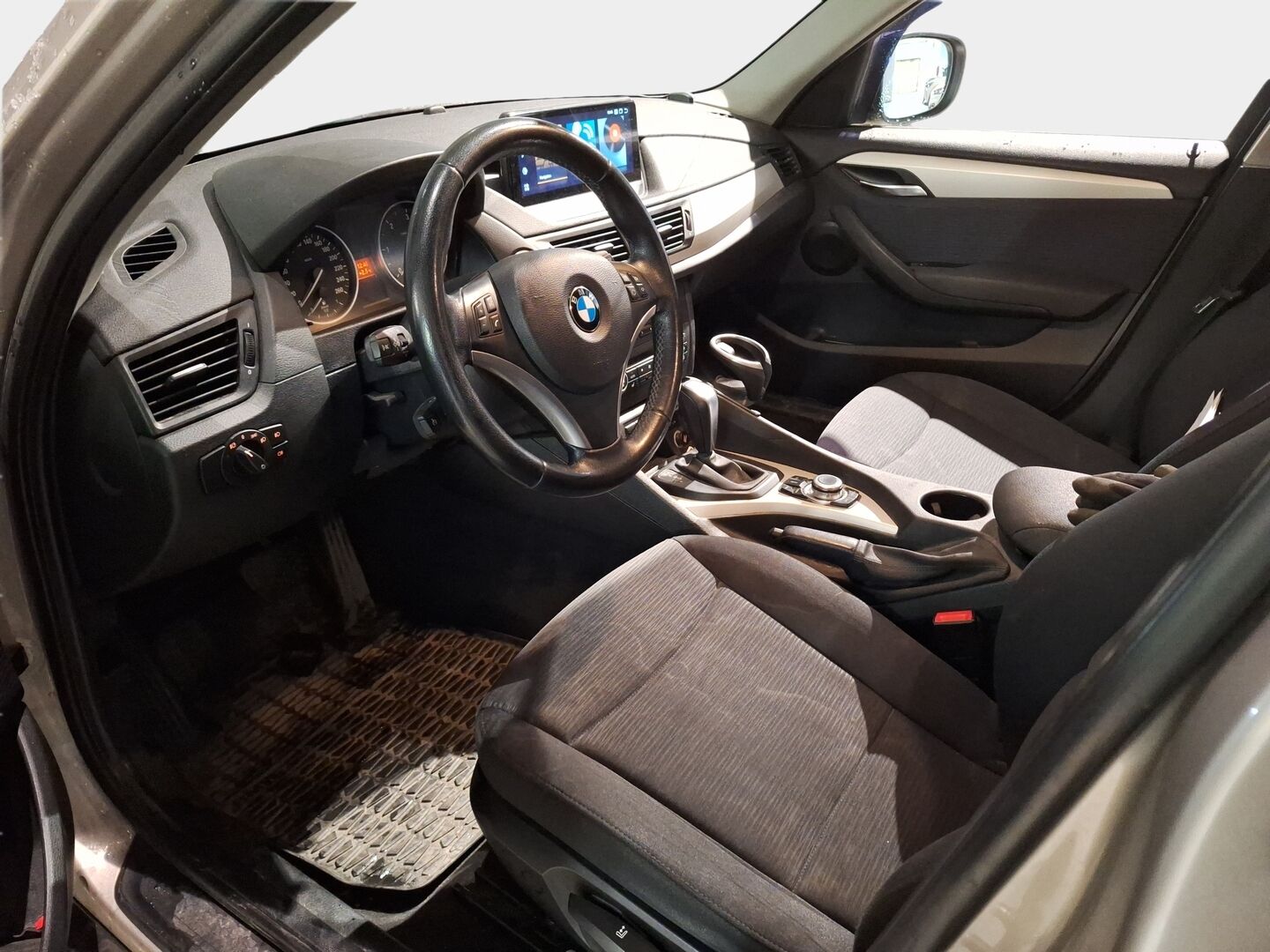 BMW X1 2011 A E84 SAV Business *Koukku / Vakkari / Navi / Lohko / Tutka* - Siistikuntoinen Suomiauto kaksilla hyväkuntoisilla renkailla!