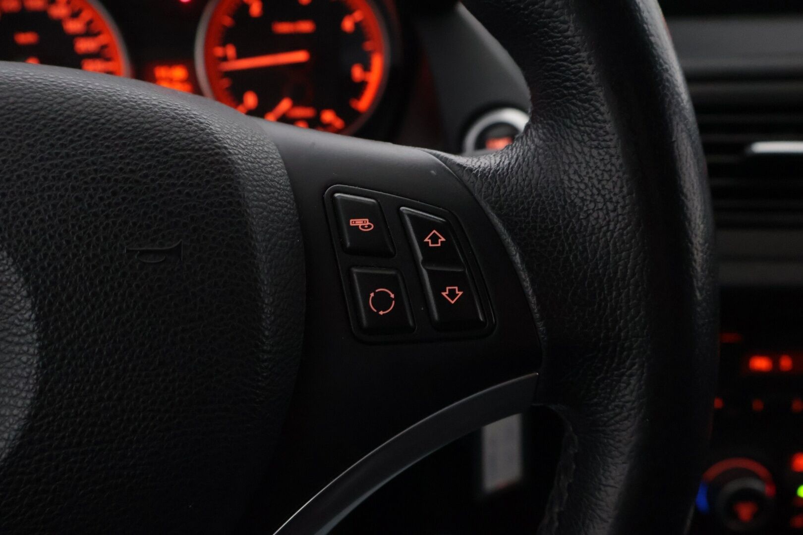 BMW X1 2011 A E84 SAV Business *Koukku / Vakkari / Navi / Lohko / Tutka* - Siistikuntoinen Suomiauto kaksilla hyväkuntoisilla renkailla! - HULLUT AVAJAISHULINAT KORKOTARJOUS 3,29 %