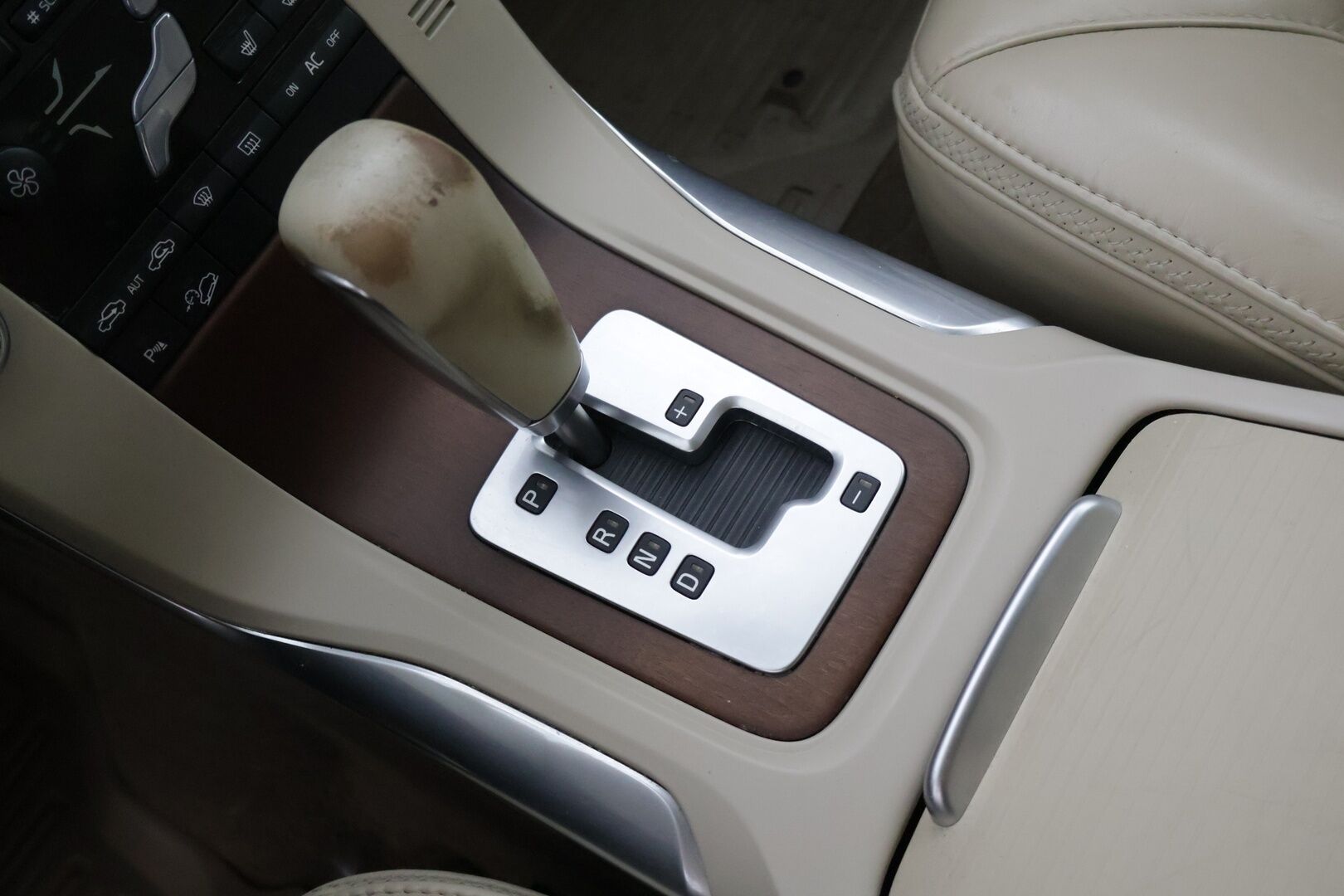 Volvo XC70 2011 D5 AWD Summum aut - * Juuri saapunut! *