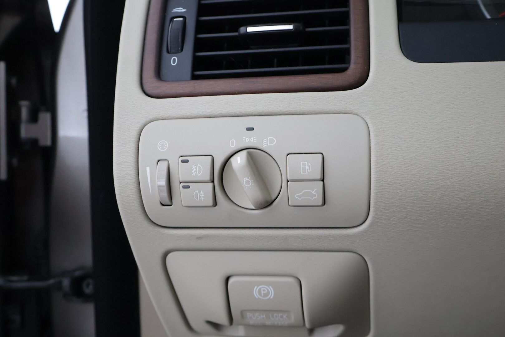 Volvo XC70 2011 D5 AWD Summum aut - * Juuri saapunut! *
