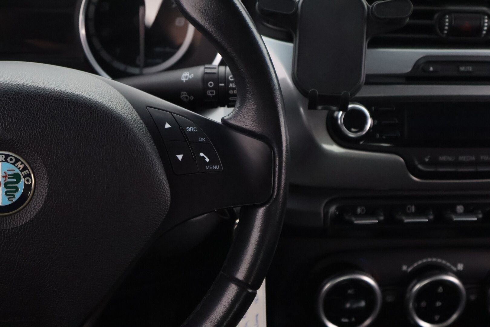 Alfa Romeo Giulietta 2011 1,4 T-jet - Suomiauto / Vakkari / Lohkolämmitin / Peruutustutka / 2x Renkaat Aluvantein / Jakopää juuri tehty!