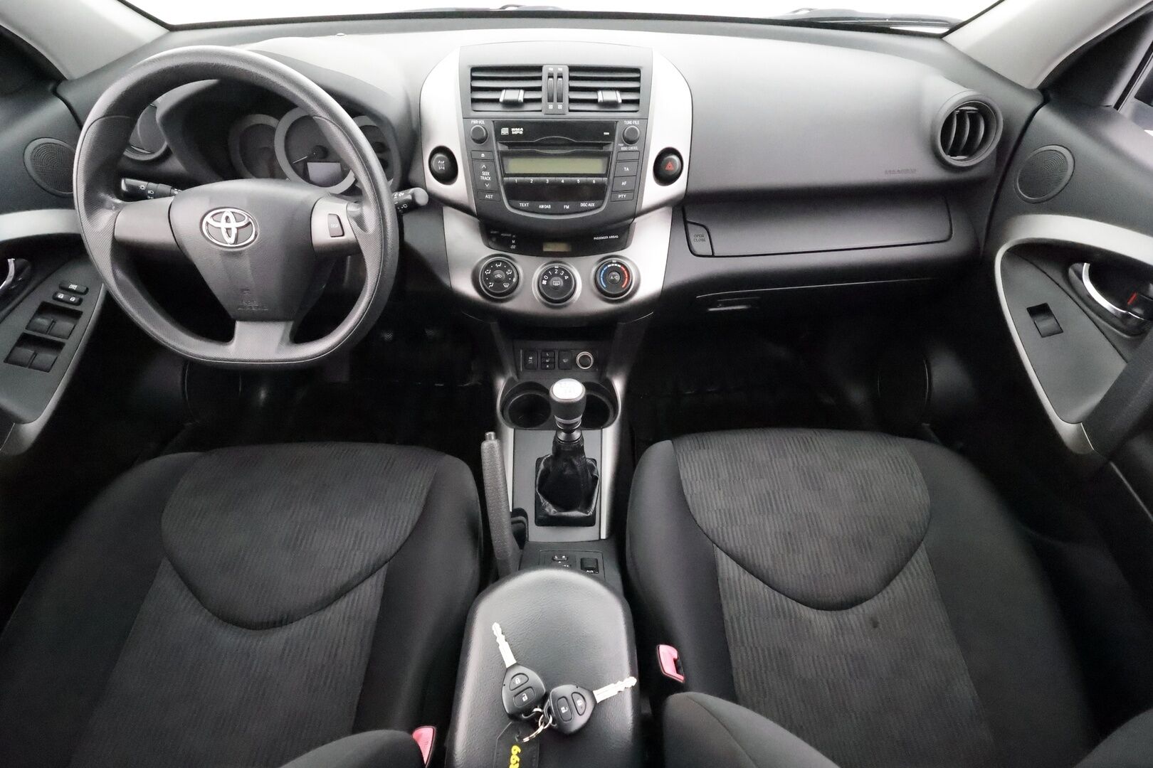 Toyota RAV4 2011 2,0 Valvematic 4WD - | Koukku | Facelift | LED-lisävalo | Lohkolämmitin | CD&AUX | Penkinlämmittimet | Ilmastointi | Suomi-auto | Kahdet renkaat | Huoltokirja | LAATIKKO VAIHDETTU! |