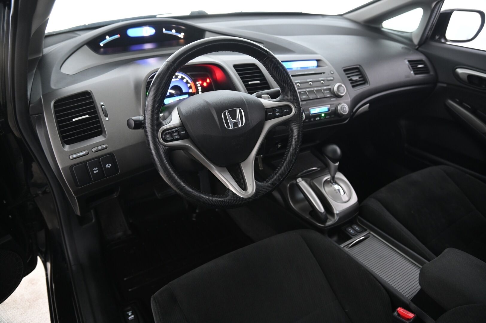 Honda Civic 2011 4D 1,8i Executive AT Business - Vetokoukku | Vakkari | Lohkolämmitin | Suomi-auto | Hyvät huollot!