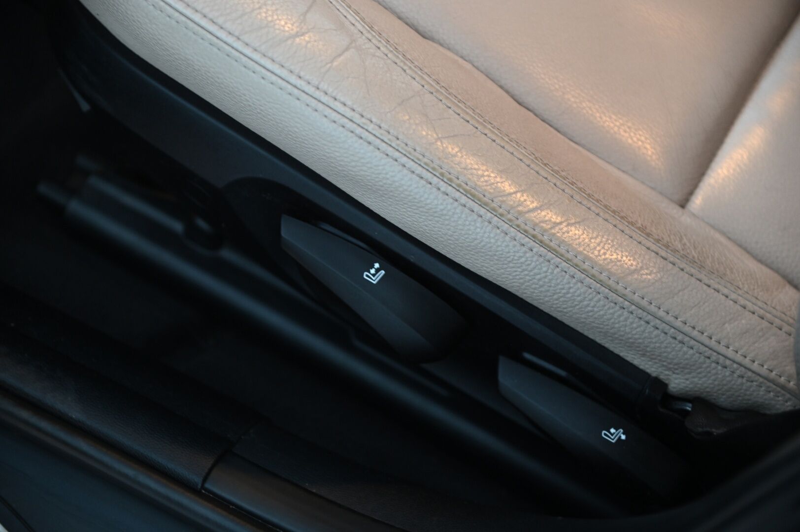 BMW 318 2011 A E90 Sedan Limited Business Edition - Myydään Huutokaupat.com | Navi | Vaaleat nahat | Sporttipenkit | 2x renkaat | Lohko