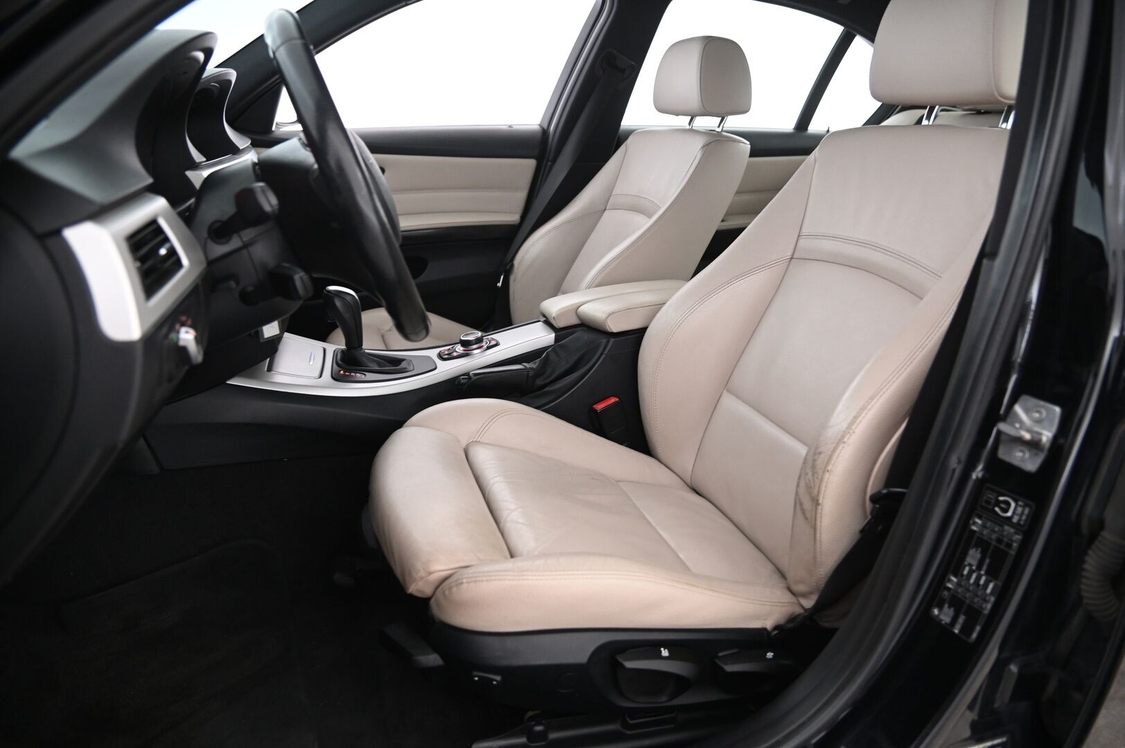 BMW 318 2011 A E90 Sedan Limited Business Edition - Myydään Huutokaupat.com | Navi | Vaaleat nahat | Sporttipenkit | 2x renkaat | Lohko