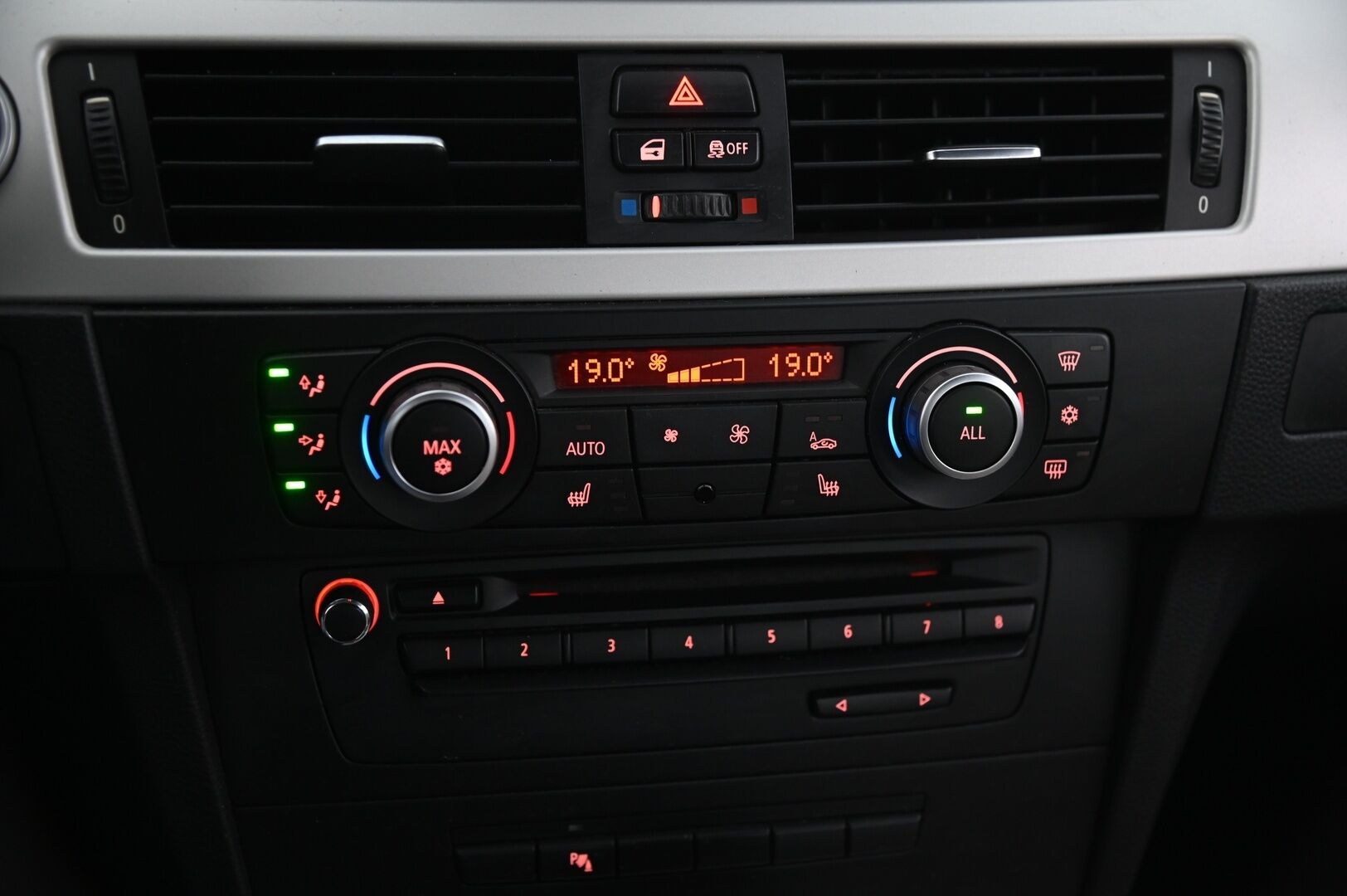 BMW 318 2011 A E90 Sedan Limited Business Edition - Myydään Huutokaupat.com | Navi | Vaaleat nahat | Sporttipenkit | 2x renkaat | Lohko