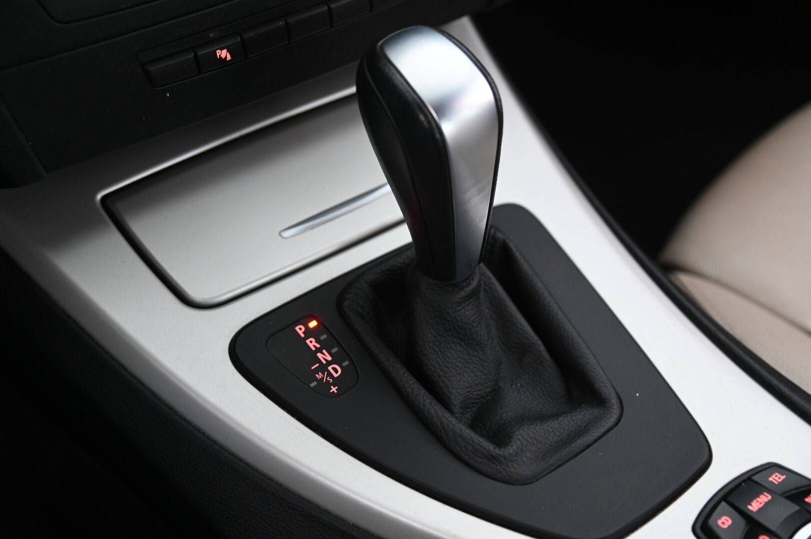 BMW 318 2011 A E90 Sedan Limited Business Edition - Myydään Huutokaupat.com | Navi | Vaaleat nahat | Sporttipenkit | 2x renkaat | Lohko