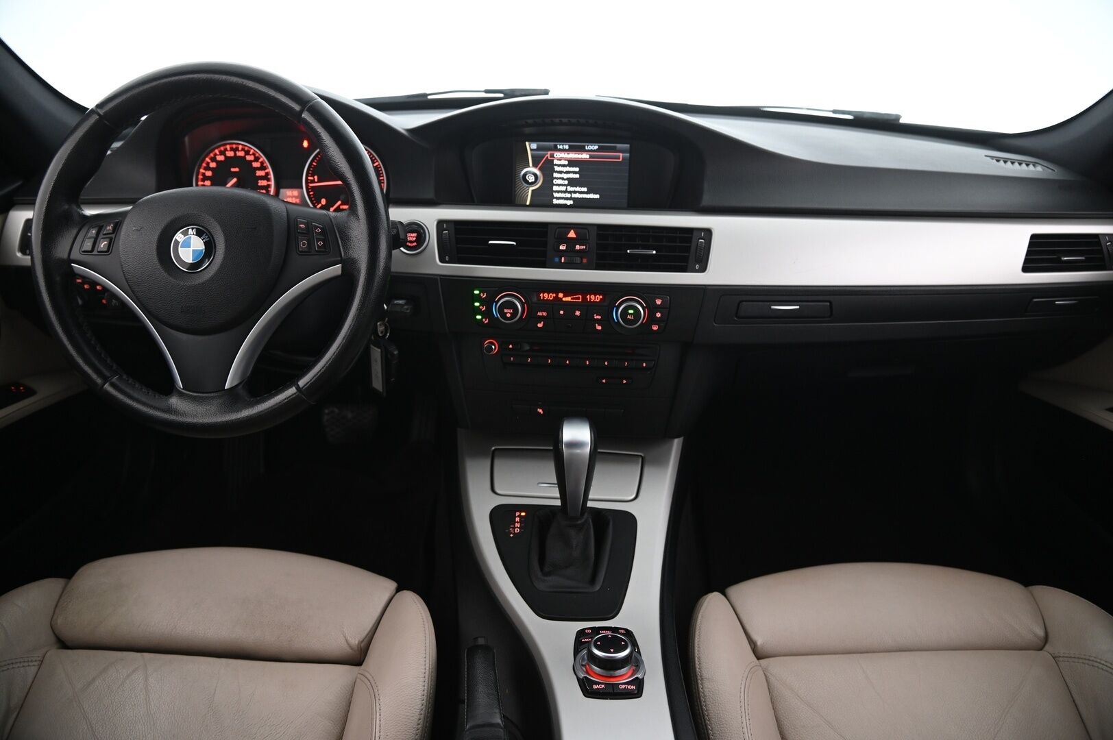BMW 318 2011 A E90 Sedan Limited Business Edition - Myydään Huutokaupat.com | Navi | Vaaleat nahat | Sporttipenkit | 2x renkaat | Lohko