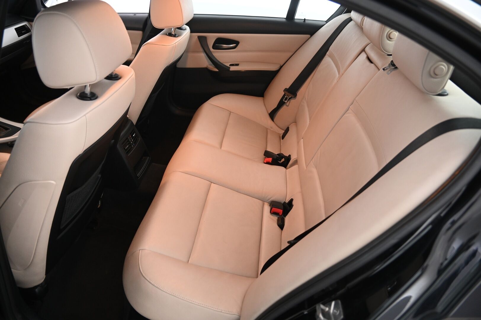 BMW 318 2011 A E90 Sedan Limited Business Edition - Myydään Huutokaupat.com | Navi | Vaaleat nahat | Sporttipenkit | 2x renkaat | Lohko