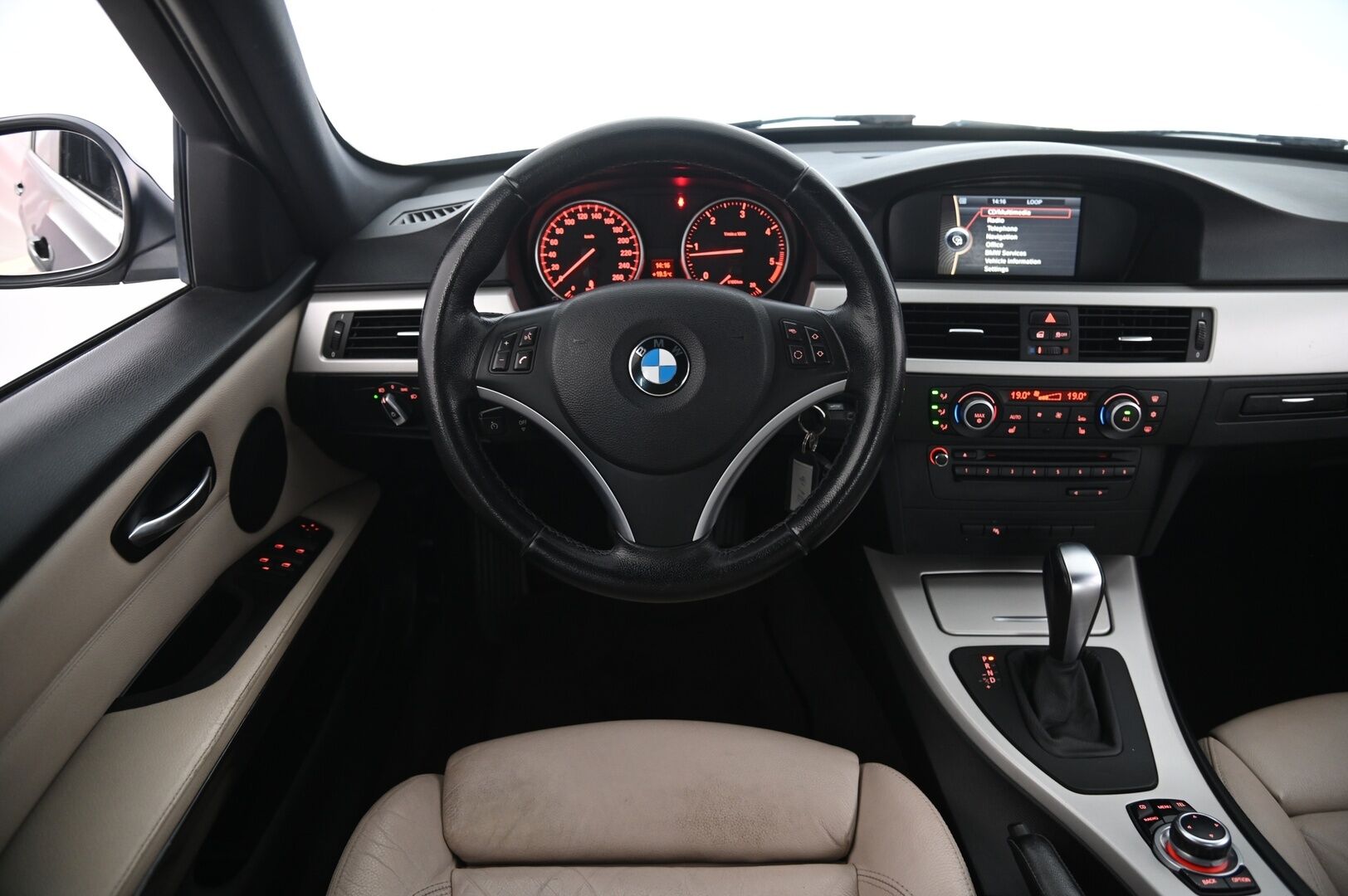 BMW 318 2011 A E90 Sedan Limited Business Edition - Myydään Huutokaupat.com | Navi | Vaaleat nahat | Sporttipenkit | 2x renkaat | Lohko