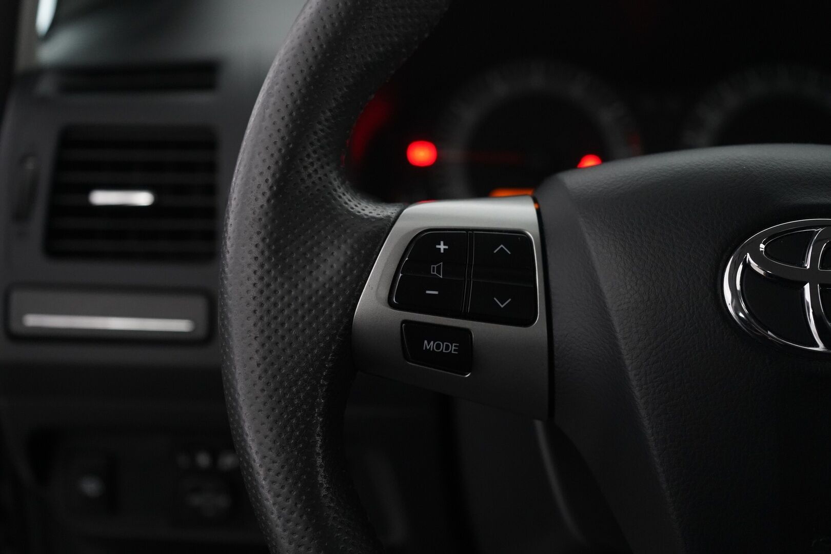 Toyota Auris 2012 1,6 Valvematic Sol Edition - Webasto / Ilmastointi / Vakionopeudensäädin / Siisti / Kahdet renkaat alumiinivantein