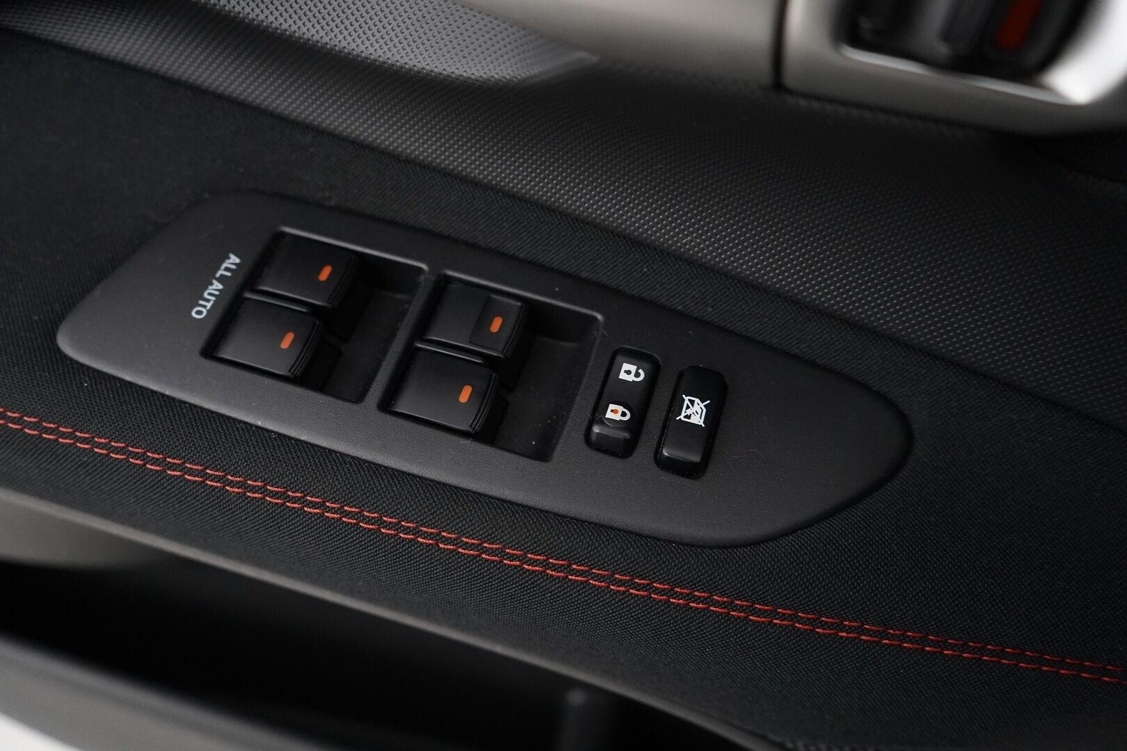 Toyota Auris 2012 1,6 Valvematic Sol Edition - Webasto / Ilmastointi / Vakionopeudensäädin / Siisti / Kahdet renkaat alumiinivantein
