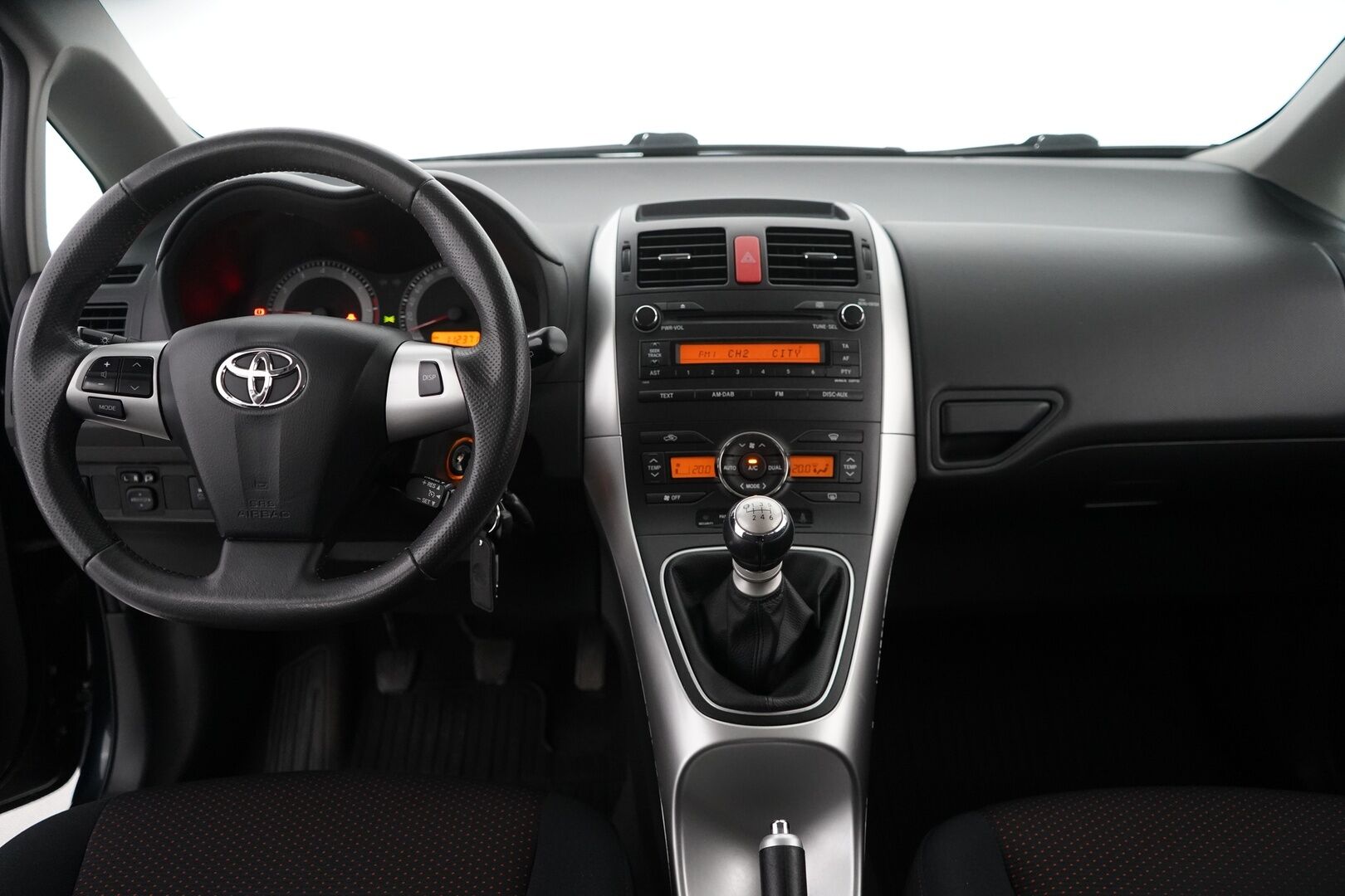 Toyota Auris 2012 1,6 Valvematic Sol Edition - Webasto / Ilmastointi / Vakionopeudensäädin / Siisti / Kahdet renkaat alumiinivantein