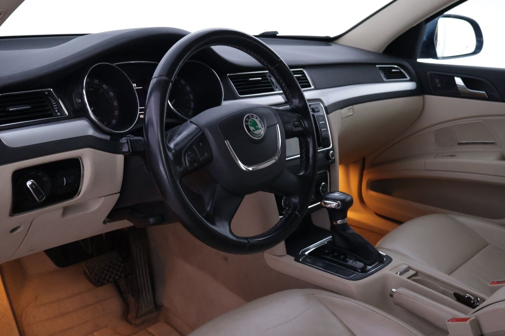 Skoda Superb 2011 Combi 2,0 TDI - Myydään Huutokaupat.com- sivustolla