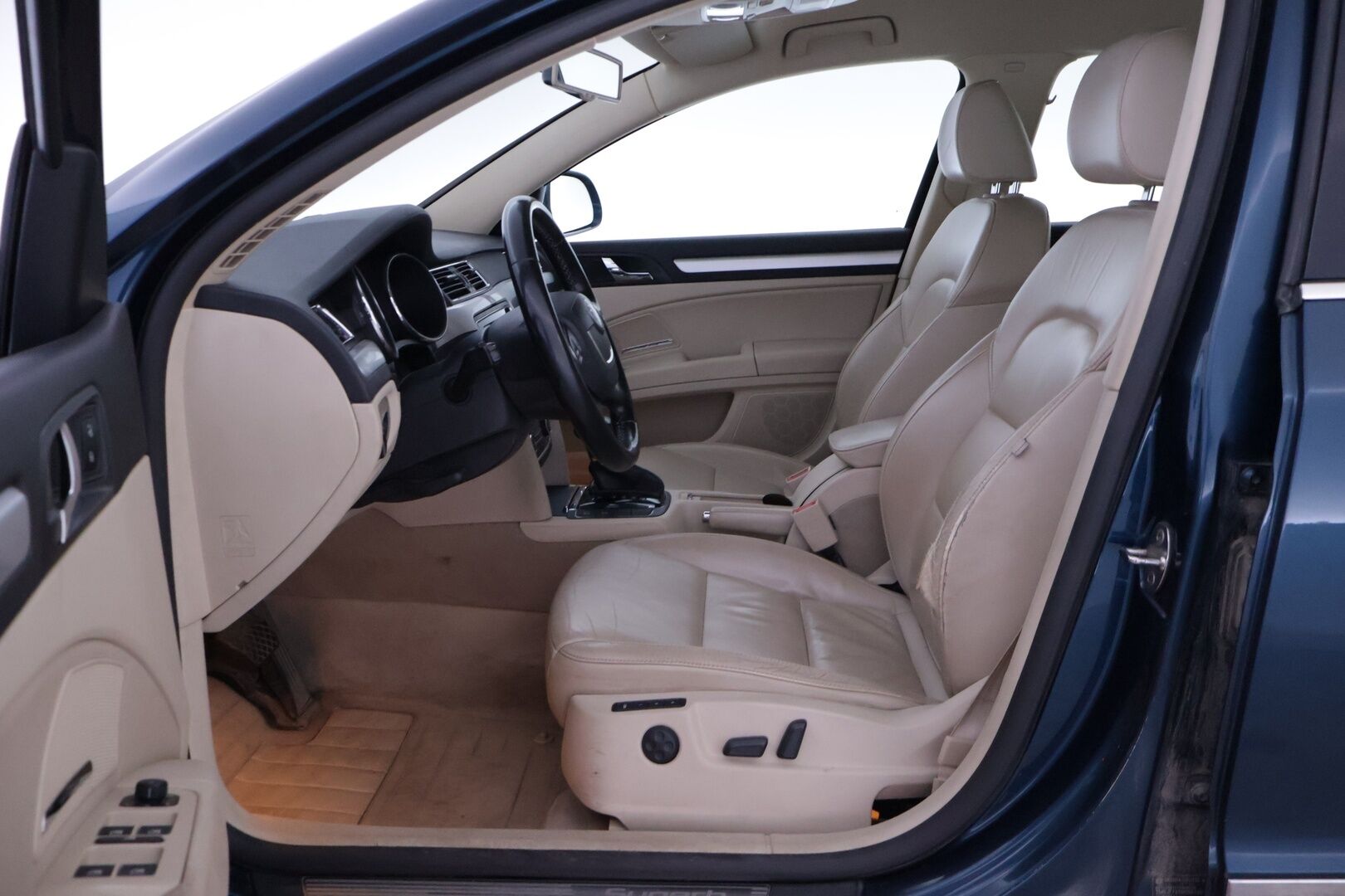 Skoda Superb 2011 Combi 2,0 TDI - Myydään Huutokaupat.com- sivustolla