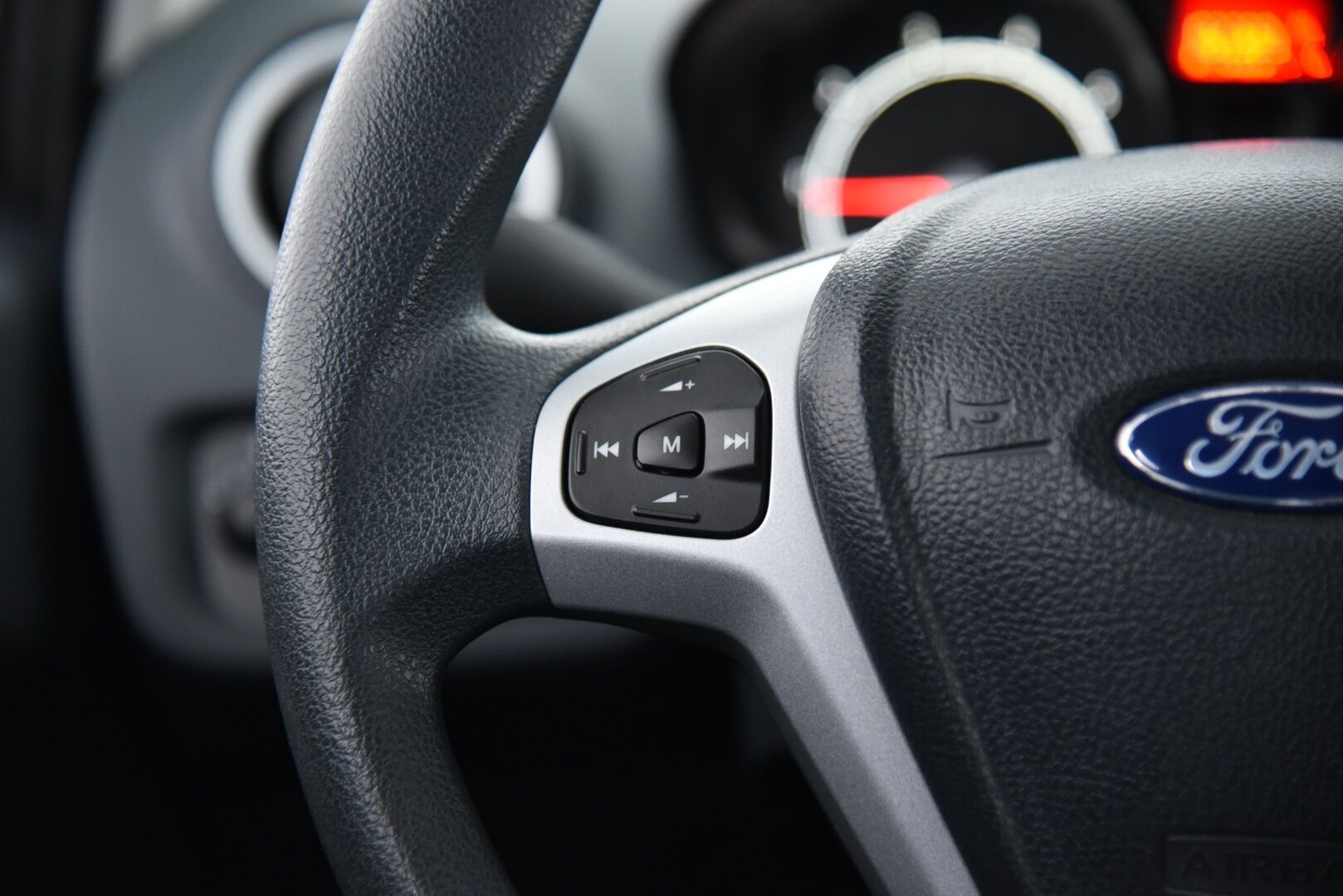 Ford Fiesta 2012 1,25 60 hv Trend M5 5-ovinen / Suomi-auto / Lohko + sis.pistoke / Lämmitettävä tuulilasi - 2 om. Suomi-auto erinomaisella huoltohistorialla!