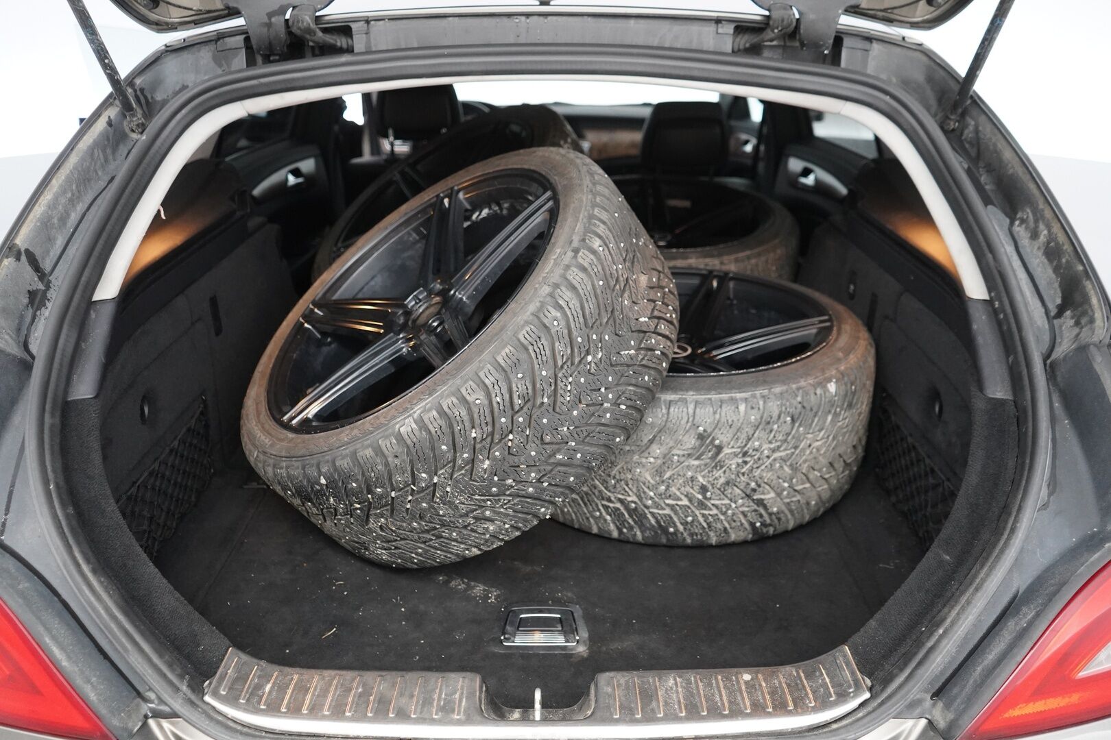 Mercedes-Benz CLS 2013 MYYDÄÄN HUUTOKAUPAT.COM - MYYDÄÄN HUUTOKAUPAT.COM!! Suomi-auto | Eberspächer | Kamera | Sähköpenkki | Blis |  koukku | Kahdet renkaat aluvantein |  
