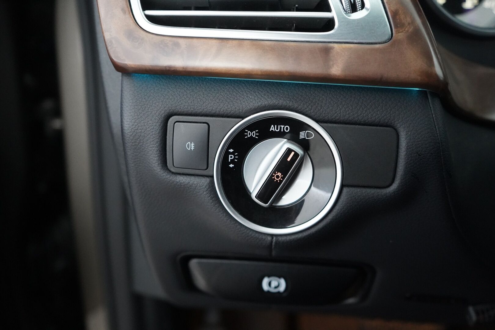 Mercedes-Benz CLS 2013 MYYDÄÄN HUUTOKAUPAT.COM - MYYDÄÄN HUUTOKAUPAT.COM!! Suomi-auto | Eberspächer | Kamera | Sähköpenkki | Blis |  koukku | Kahdet renkaat aluvantein |  