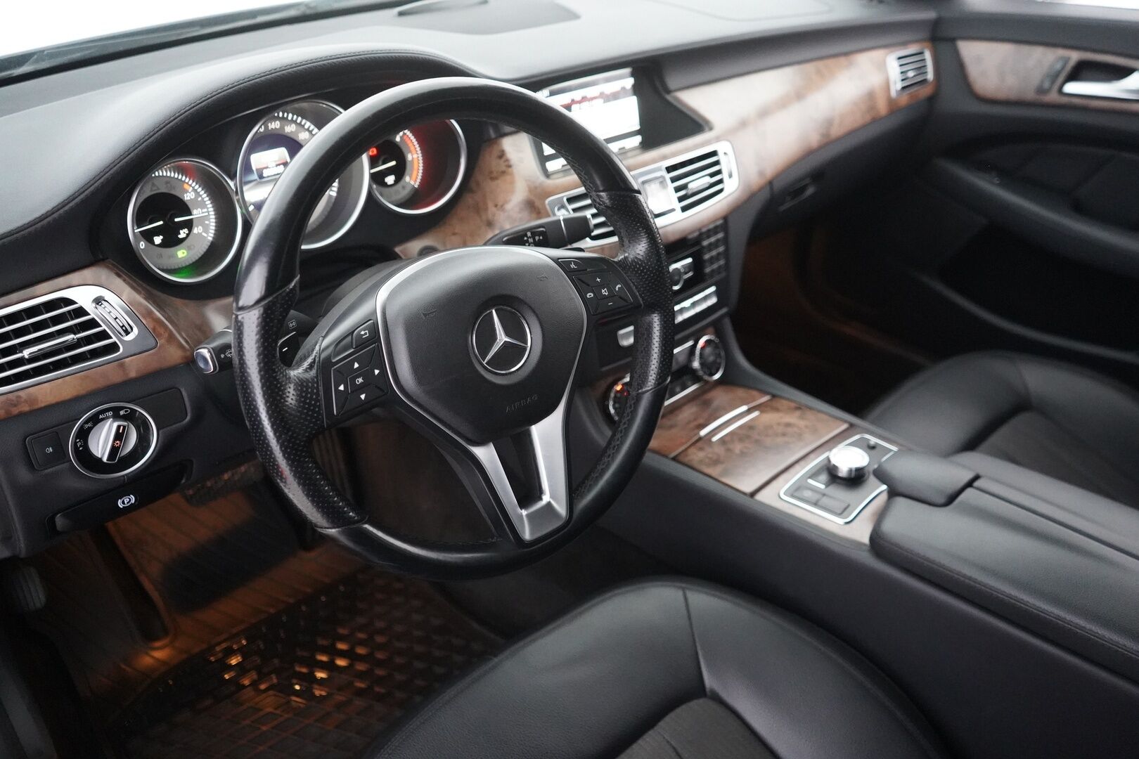 Mercedes-Benz CLS 2013 MYYDÄÄN HUUTOKAUPAT.COM - MYYDÄÄN HUUTOKAUPAT.COM!! Suomi-auto | Eberspächer | Kamera | Sähköpenkki | Blis |  koukku | Kahdet renkaat aluvantein |  