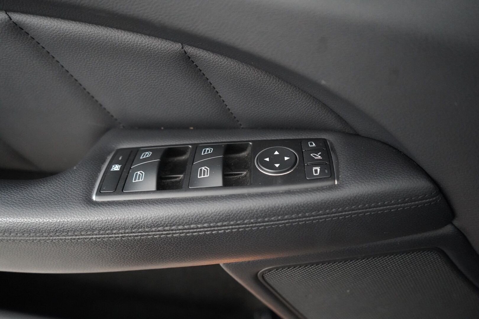 Mercedes-Benz CLS 2013 MYYDÄÄN HUUTOKAUPAT.COM - MYYDÄÄN HUUTOKAUPAT.COM!! Suomi-auto | Eberspächer | Kamera | Sähköpenkki | Blis |  koukku | Kahdet renkaat aluvantein |  
