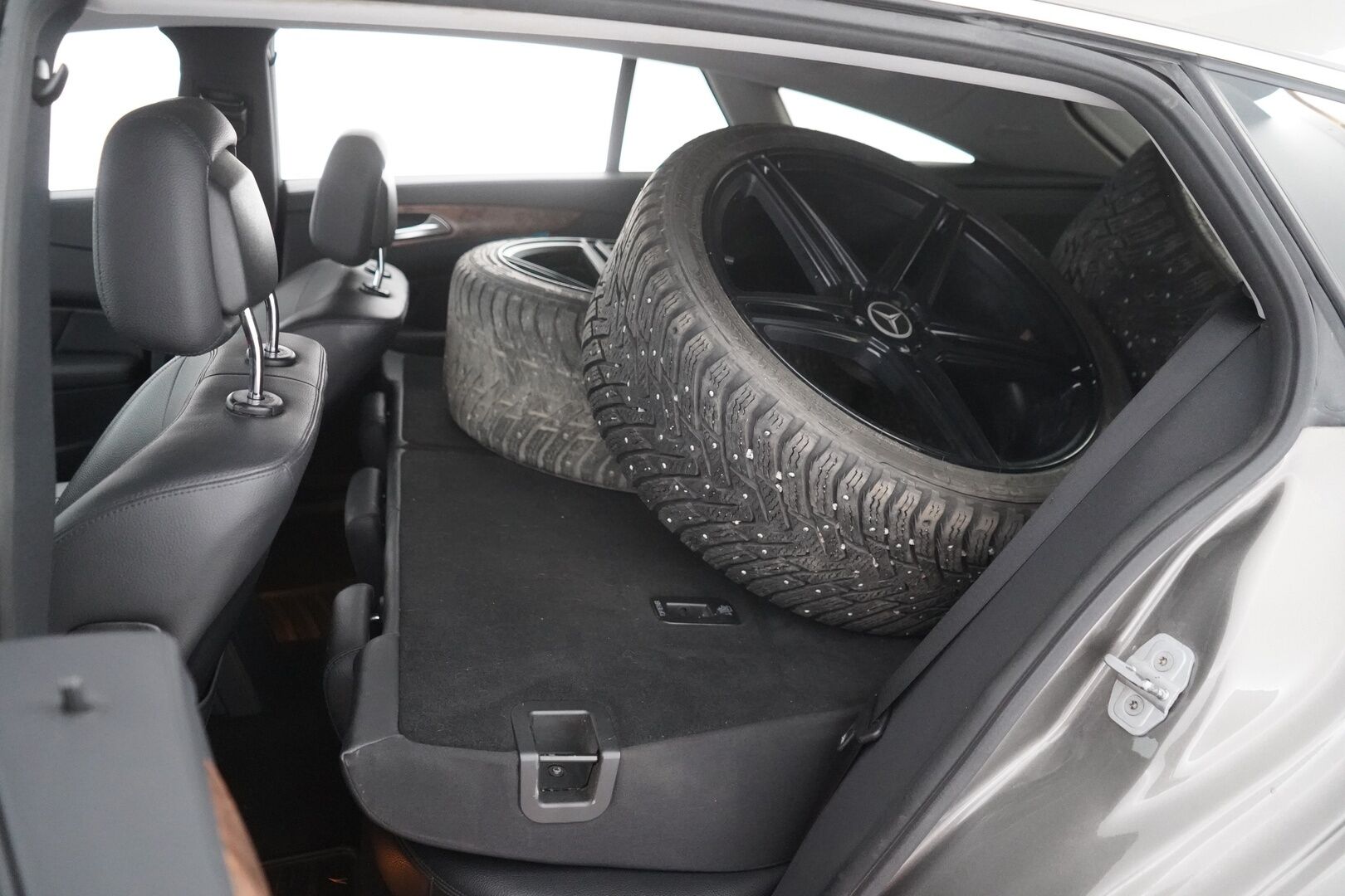 Mercedes-Benz CLS 2013 MYYDÄÄN HUUTOKAUPAT.COM - MYYDÄÄN HUUTOKAUPAT.COM!! Suomi-auto | Eberspächer | Kamera | Sähköpenkki | Blis |  koukku | Kahdet renkaat aluvantein |  