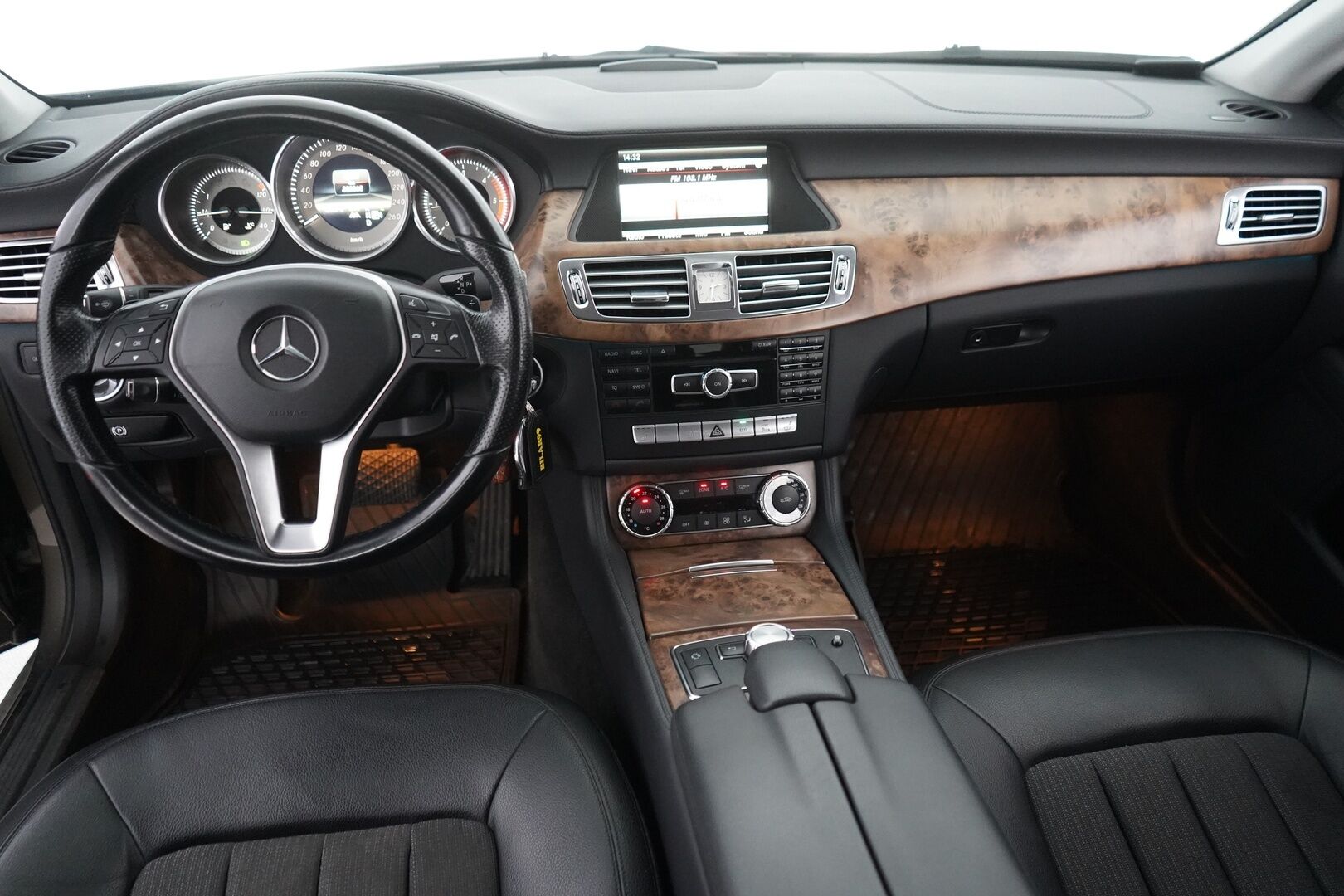 Mercedes-Benz CLS 2013 MYYDÄÄN HUUTOKAUPAT.COM - MYYDÄÄN HUUTOKAUPAT.COM!! Suomi-auto | Eberspächer | Kamera | Sähköpenkki | Blis |  koukku | Kahdet renkaat aluvantein |  