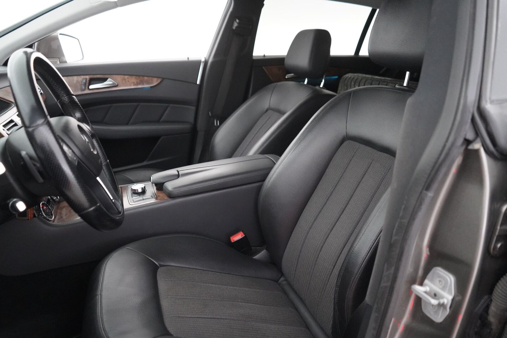 Mercedes-Benz CLS 2013 MYYDÄÄN HUUTOKAUPAT.COM - MYYDÄÄN HUUTOKAUPAT.COM!! Suomi-auto | Eberspächer | Kamera | Sähköpenkki | Blis |  koukku | Kahdet renkaat aluvantein |  