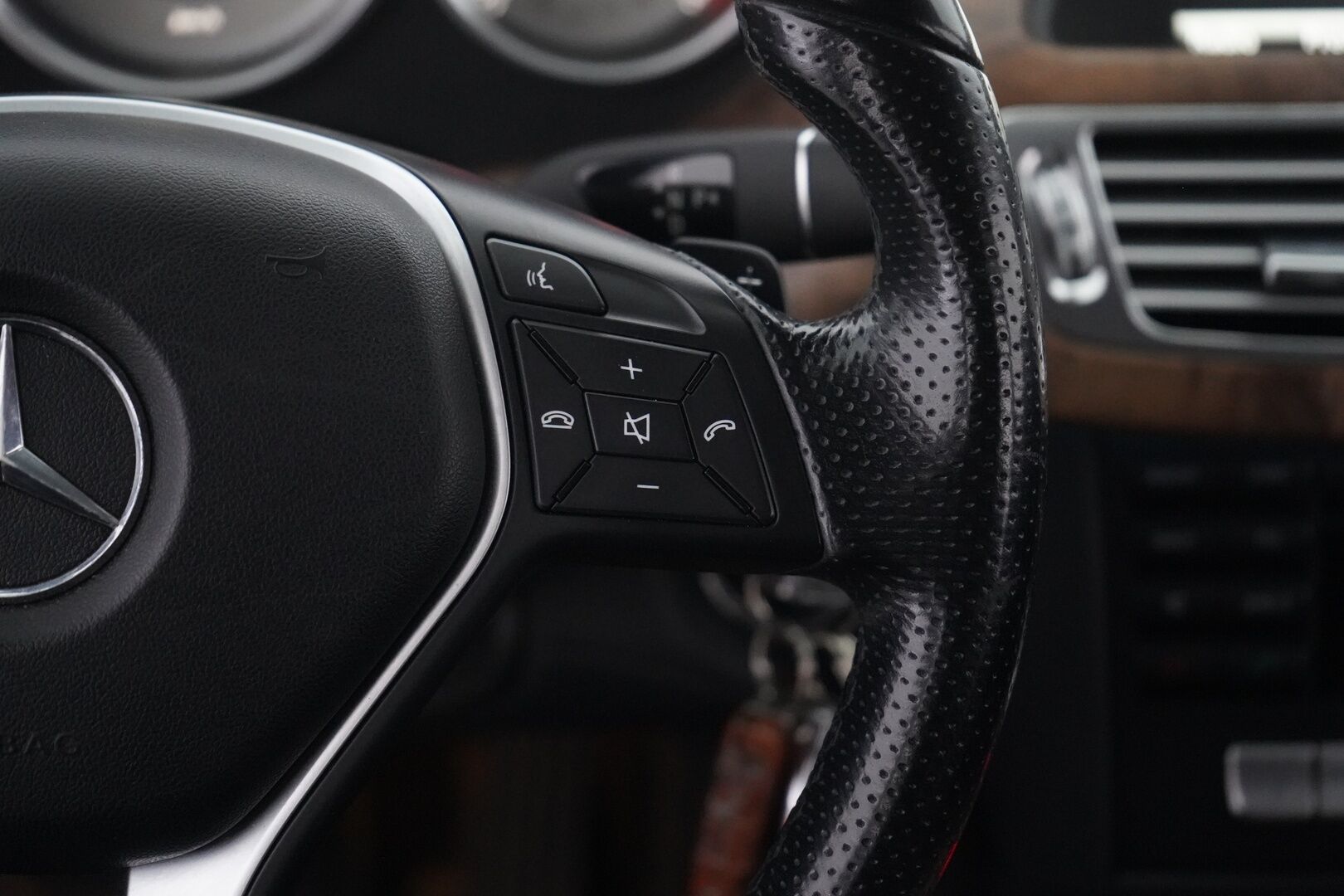 Mercedes-Benz CLS 2013 MYYDÄÄN HUUTOKAUPAT.COM - MYYDÄÄN HUUTOKAUPAT.COM!! Suomi-auto | Eberspächer | Kamera | Sähköpenkki | Blis |  koukku | Kahdet renkaat aluvantein |  