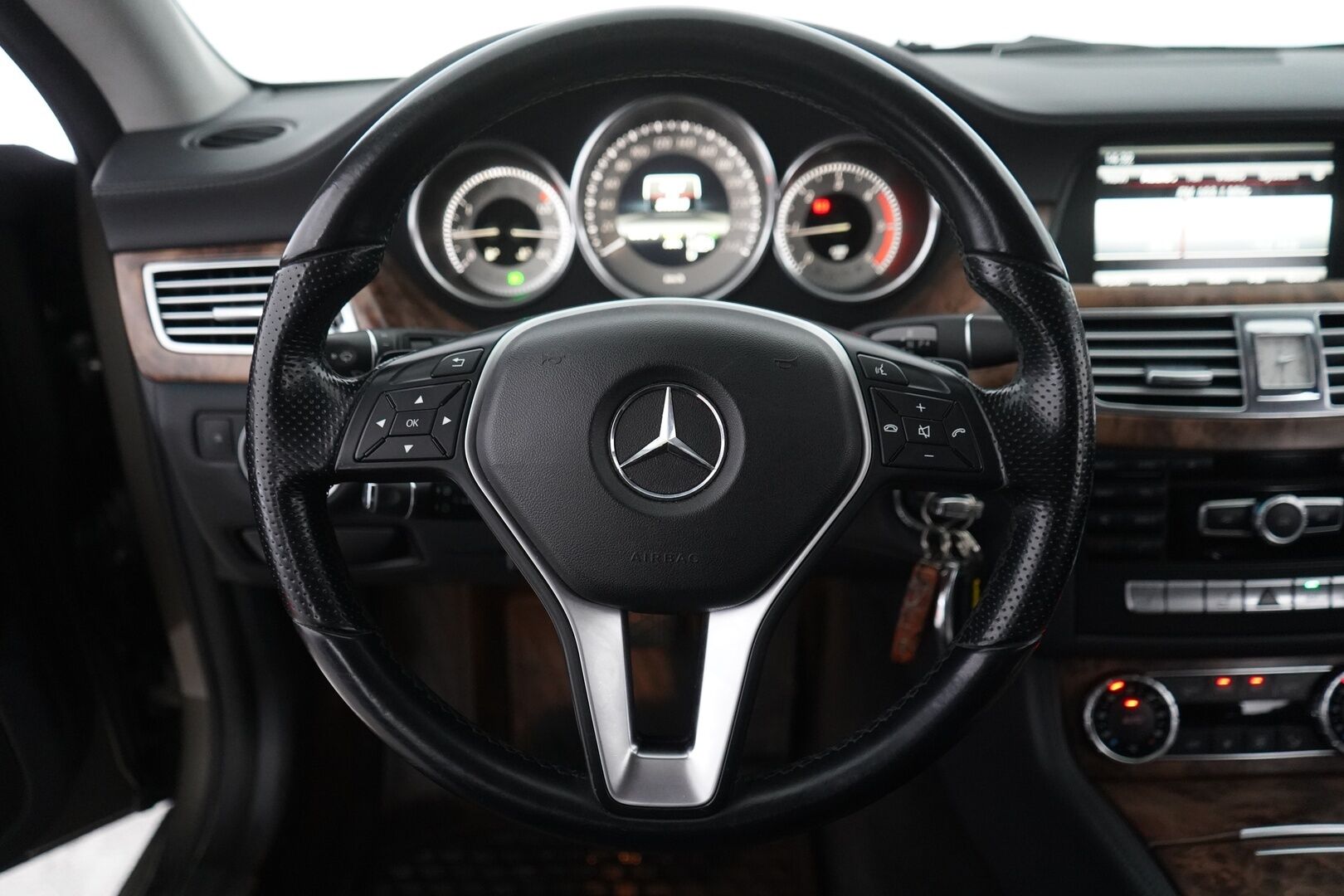 Mercedes-Benz CLS 2013 MYYDÄÄN HUUTOKAUPAT.COM - MYYDÄÄN HUUTOKAUPAT.COM!! Suomi-auto | Eberspächer | Kamera | Sähköpenkki | Blis |  koukku | Kahdet renkaat aluvantein |  