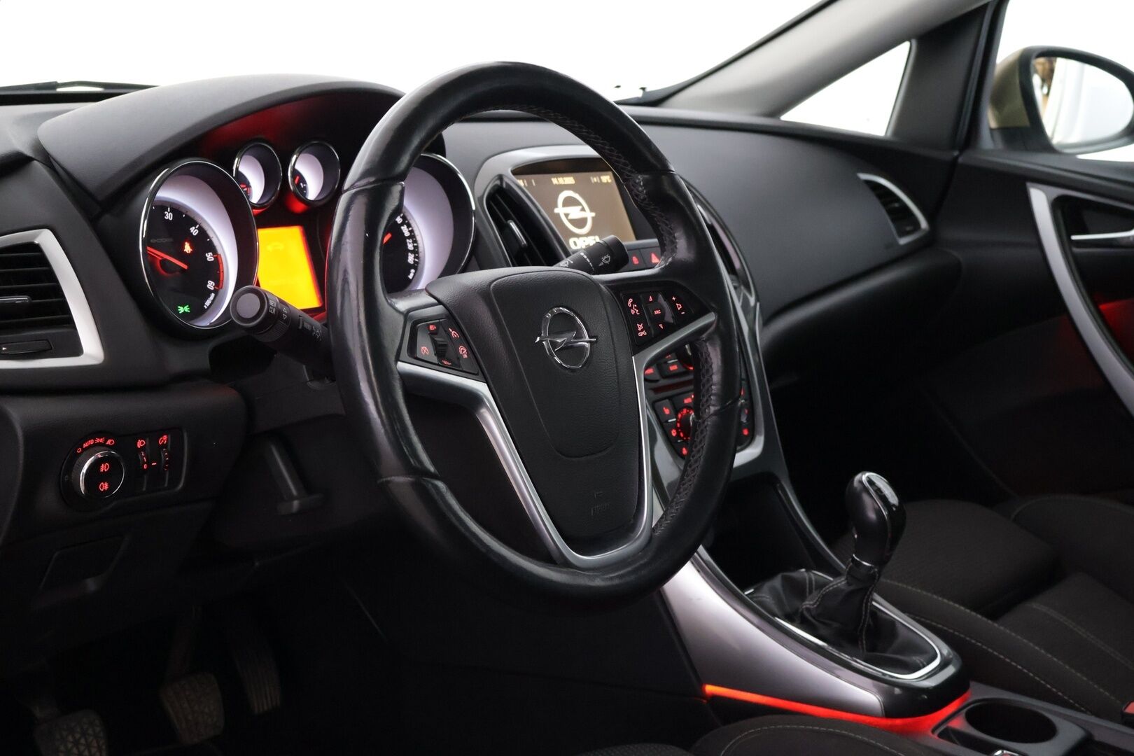 Opel Astra 2013 4-ov Cosmo 1,7 CDTI ecoFLEX Start/Stop 96kW MT6 - YritysOutlet - Myydään vain yrityksille - Harvinainen Sedan malli! / 08/25 leimattu / Navigointi / Sporttipenkit / Ratinlämmitin / Suomi-auto